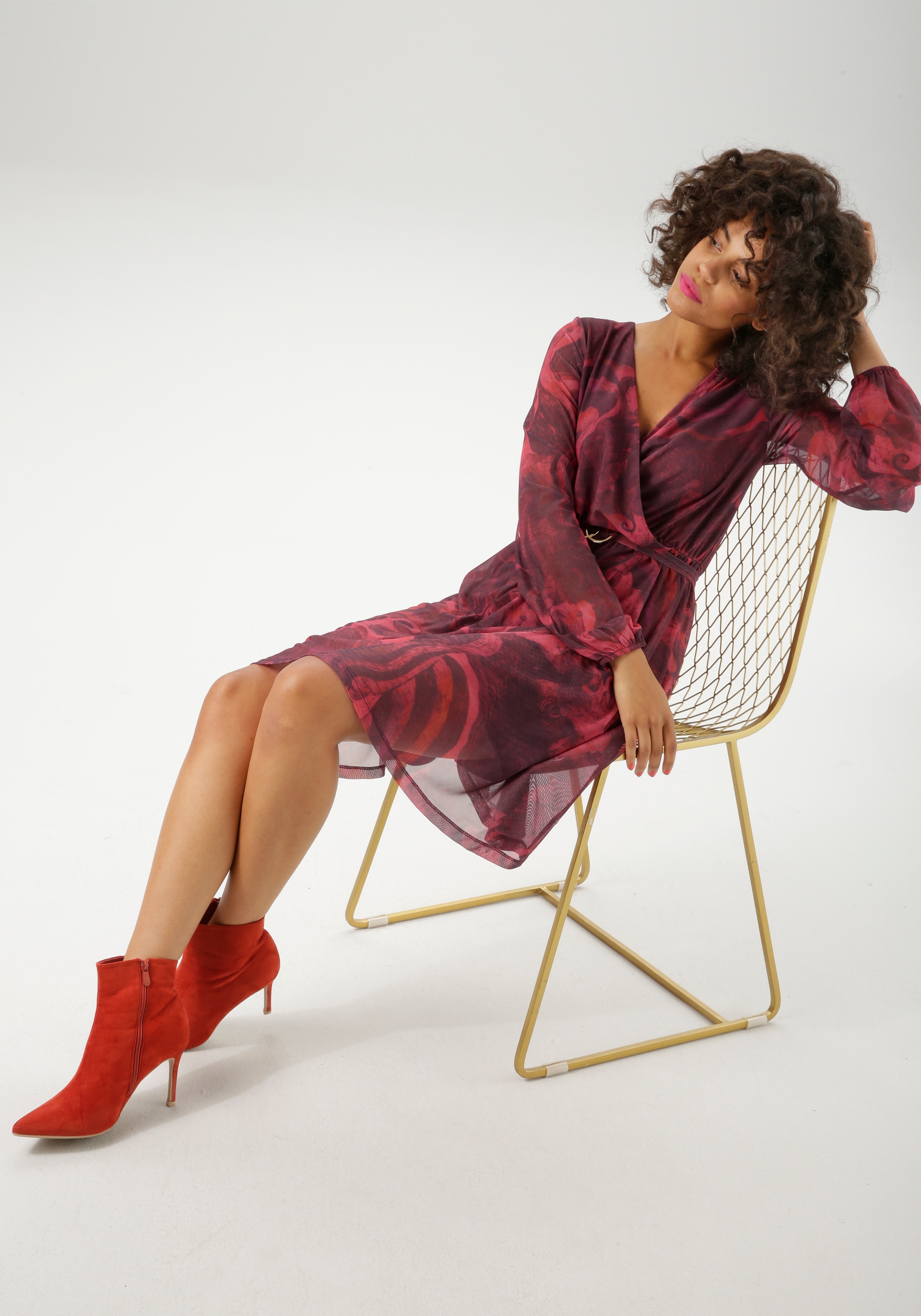 Aniston CASUAL Blusenkleid, mit dekorativer Brosche am fixiertem Bindegürtel - NEUE KOLLEKTION