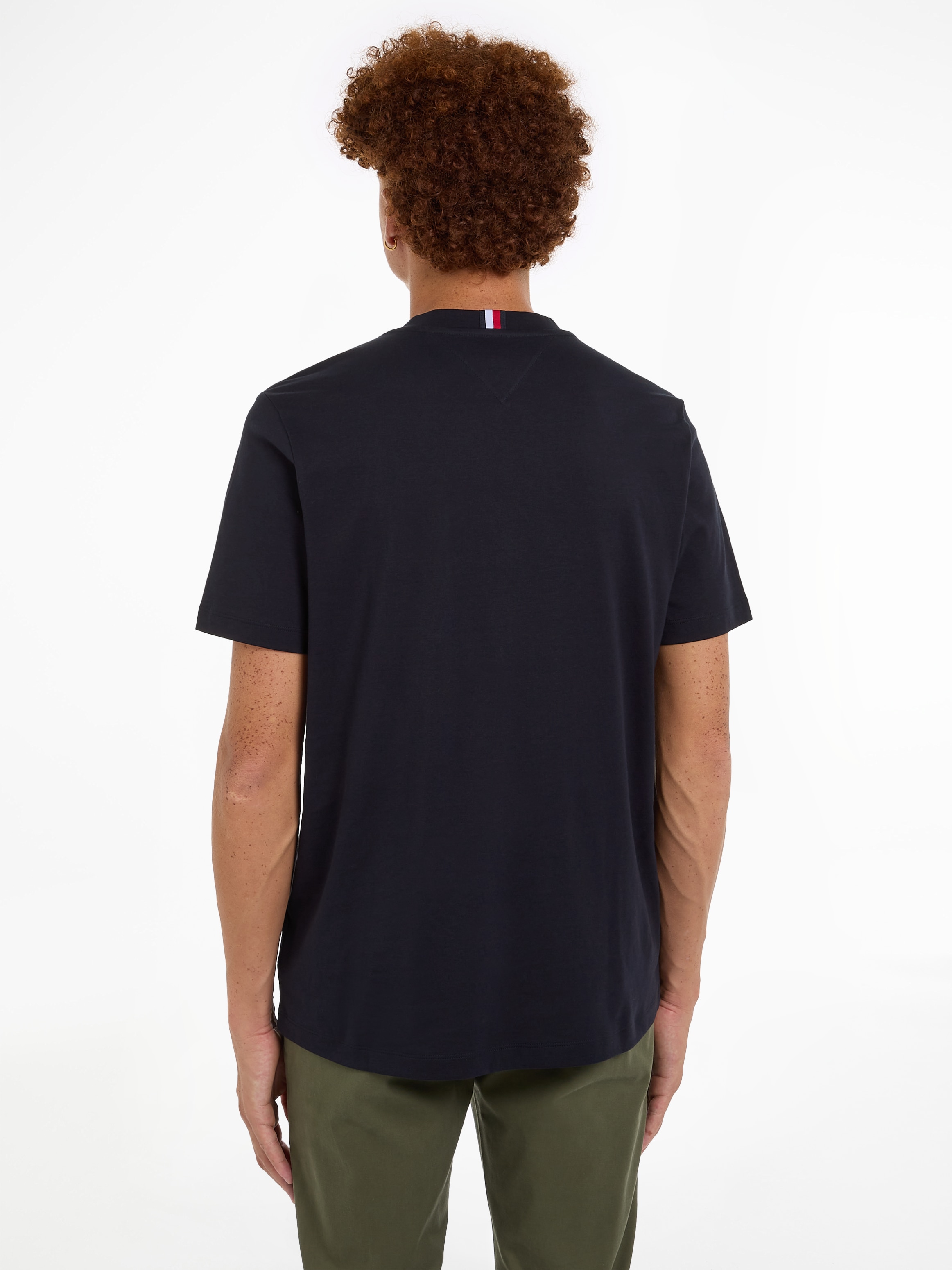 Tommy Hilfiger T-Shirt »HILFIGER GLOBAL STRIPE TEE«, kontrastfarbener Print auf de Brust