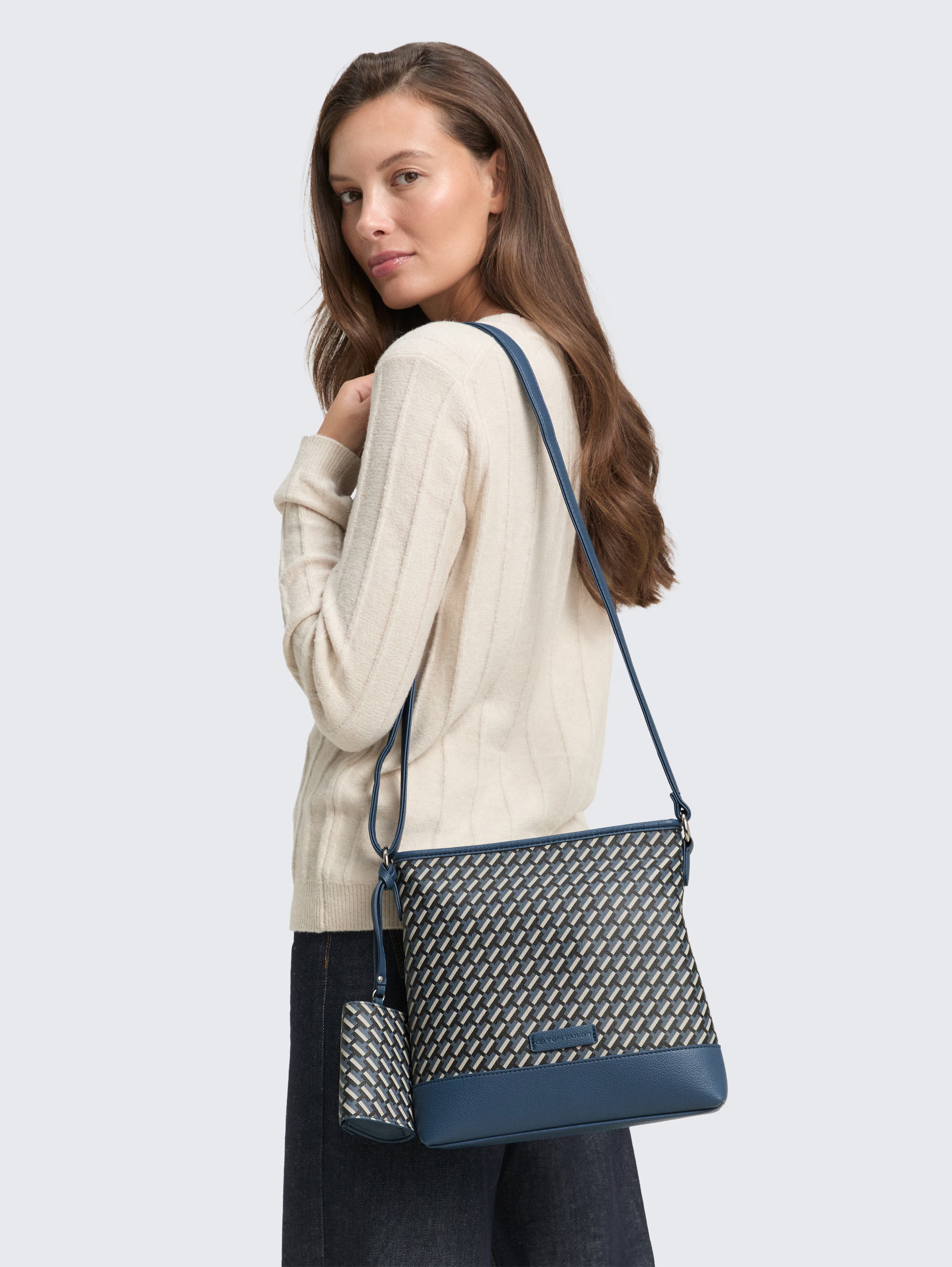 TOM TAILOR Umhängetasche »Xenia« mit raffiniert geometrischen "T" Print des Logos auf dem Taschenkörper