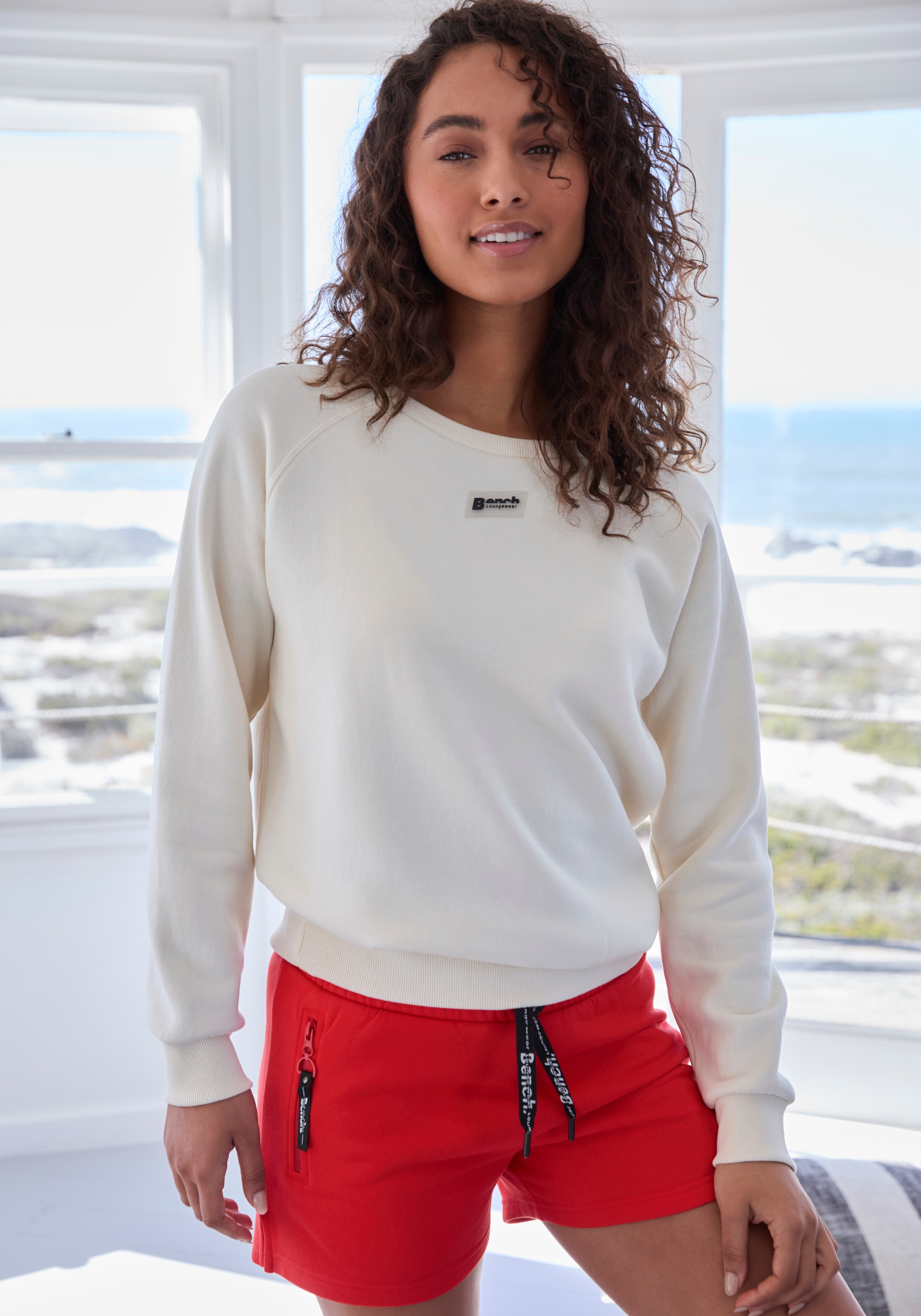 Bench. Loungewear Sweatshorts  mit seitlichen Schlitz und Reißverschlusstaschen, Loungewear