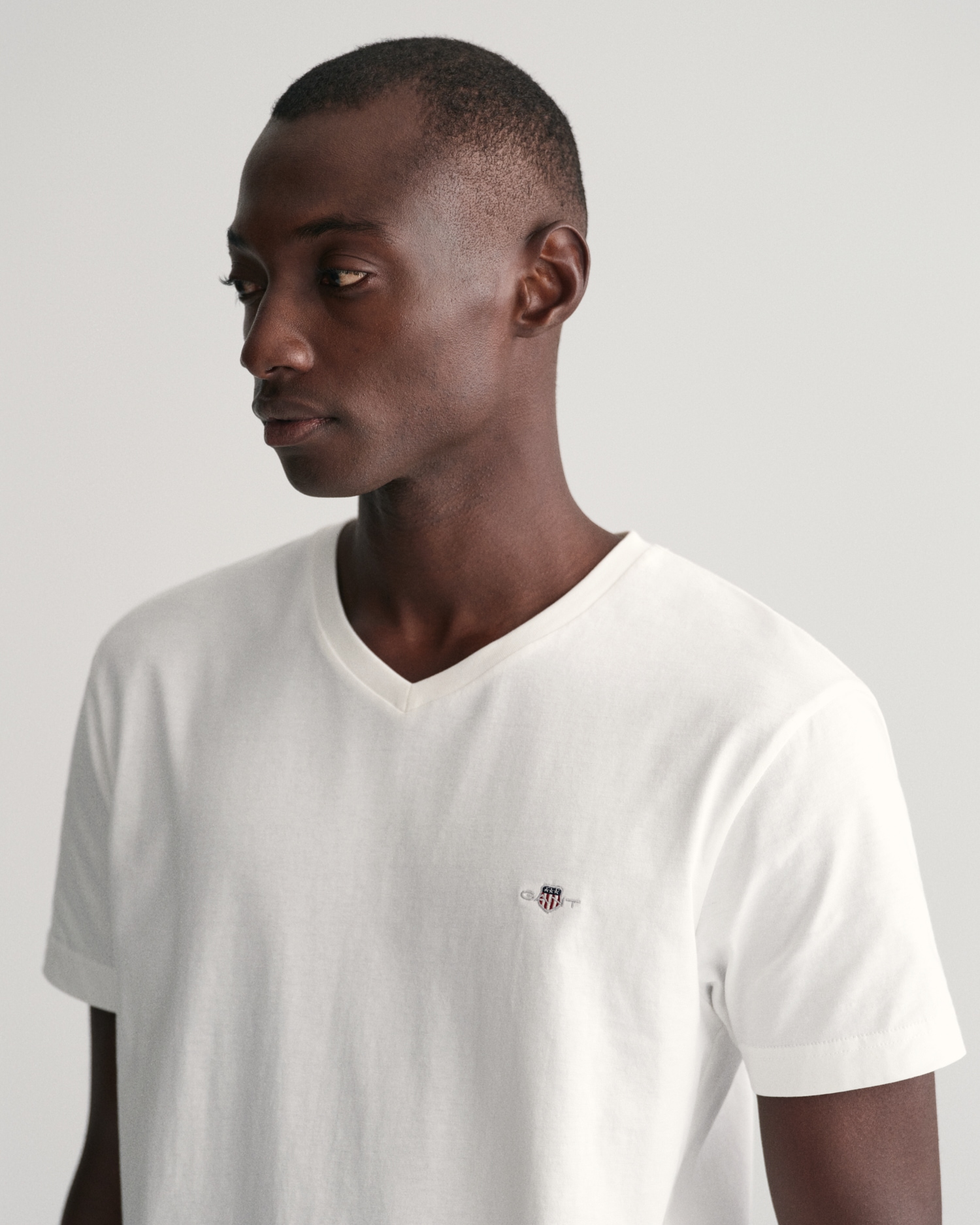 »SLIM online auf mit kleinen bestellen der Brust V-NECK SHIELD Gant T-Shirt T-SHIRT«, einer Logostickerei