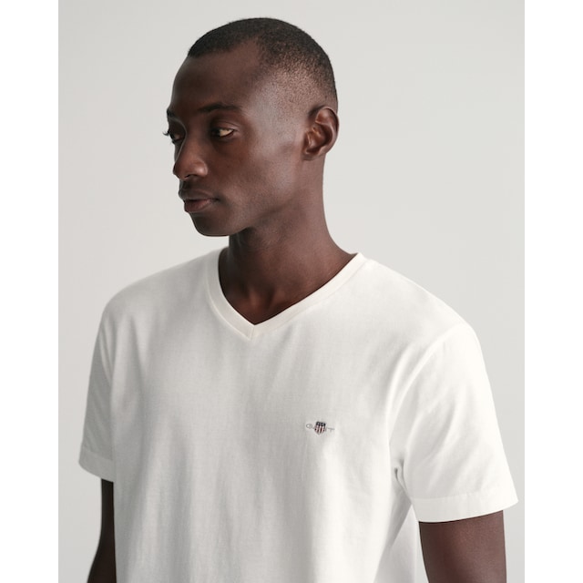 Gant T-Shirt »SLIM SHIELD V-NECK T-SHIRT«, mit einer kleinen Logostickerei  auf der Brust online bestellen