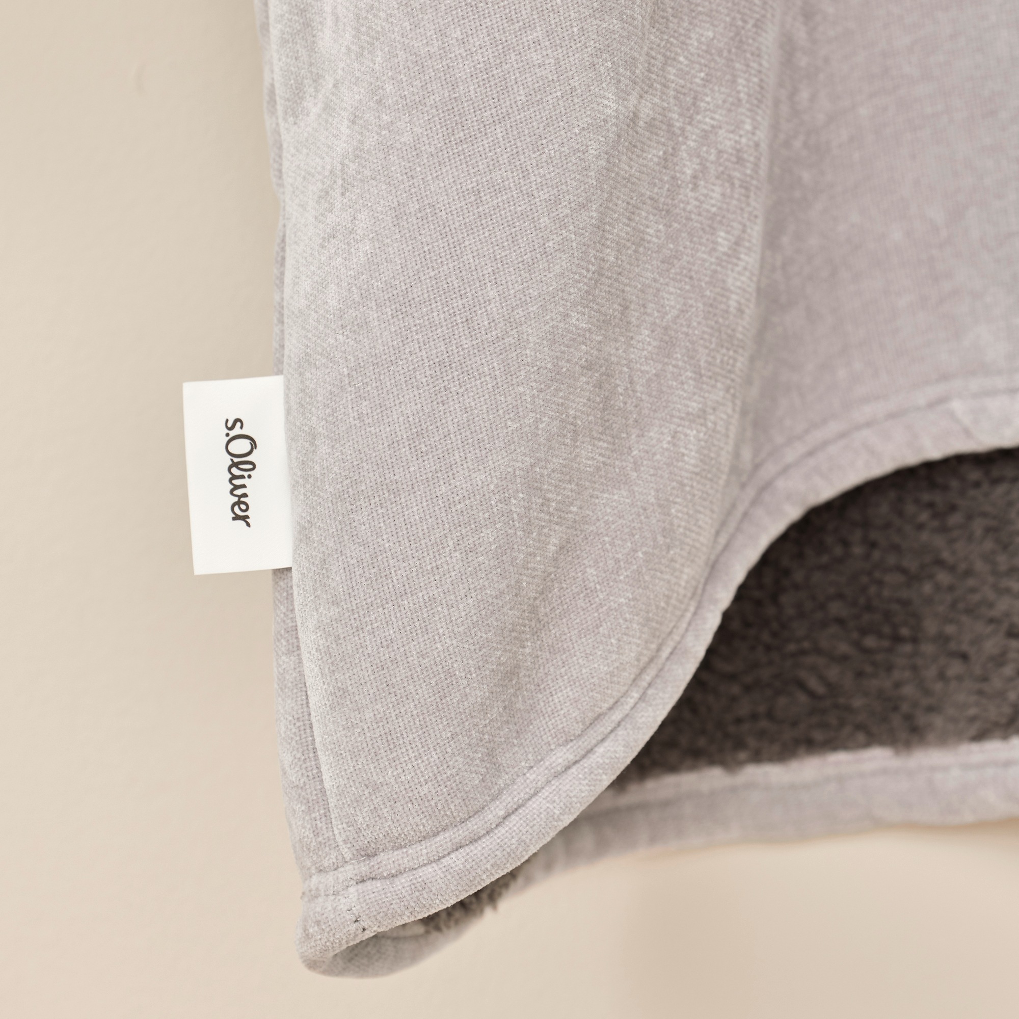 s.Oliver Wohndecke »s.Oliver Lounge Hoodie« mit Kapuze, Ärmeln und Tasche