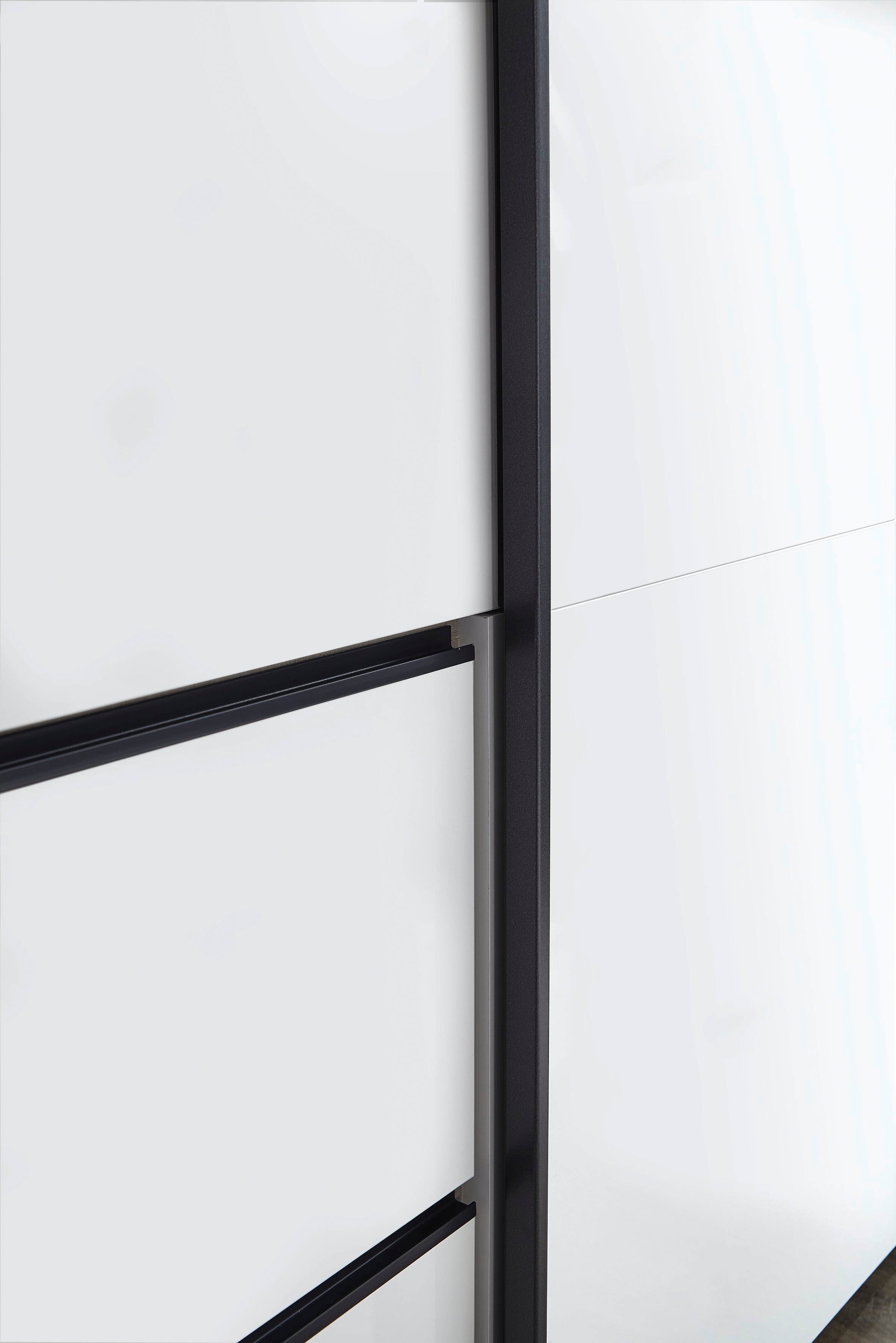 rauch Schwebetürenschrank »Kleiderschrank Schrank Garderobe Wäscheschrank SEVILLA mit Spiegel«, (in 3 verschiedenen Ausstattungen BASIC/CLASSIC/PREMIUM), Metall-Griffleisten alufarben oder Graumetallic MADE IN GERMANY