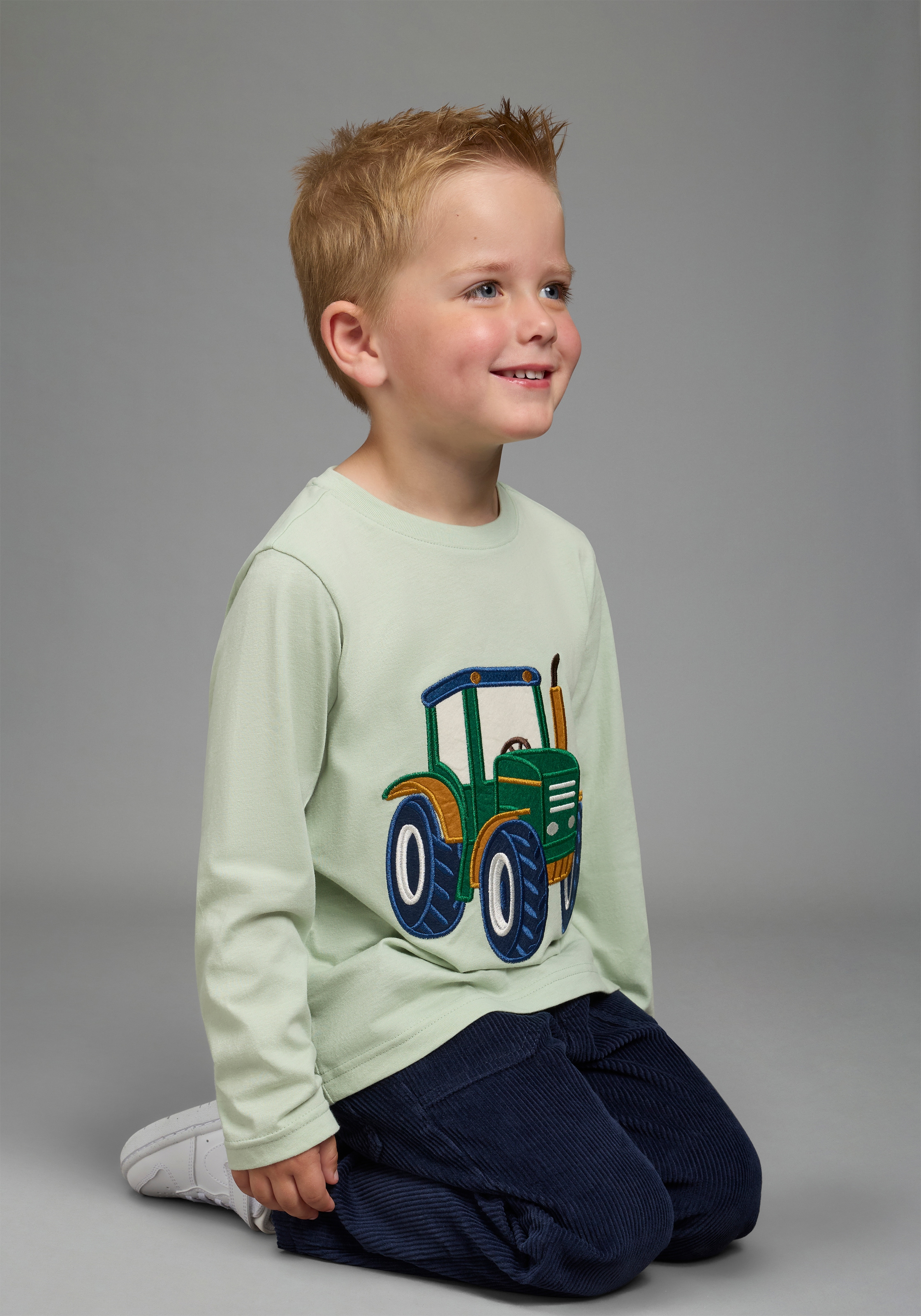 KIDSWORLD Langarmshirt »Shirt mit großer Traktor Frottee-Applikation« hüftlange Basic-Passform, Langarm, modischer Stil