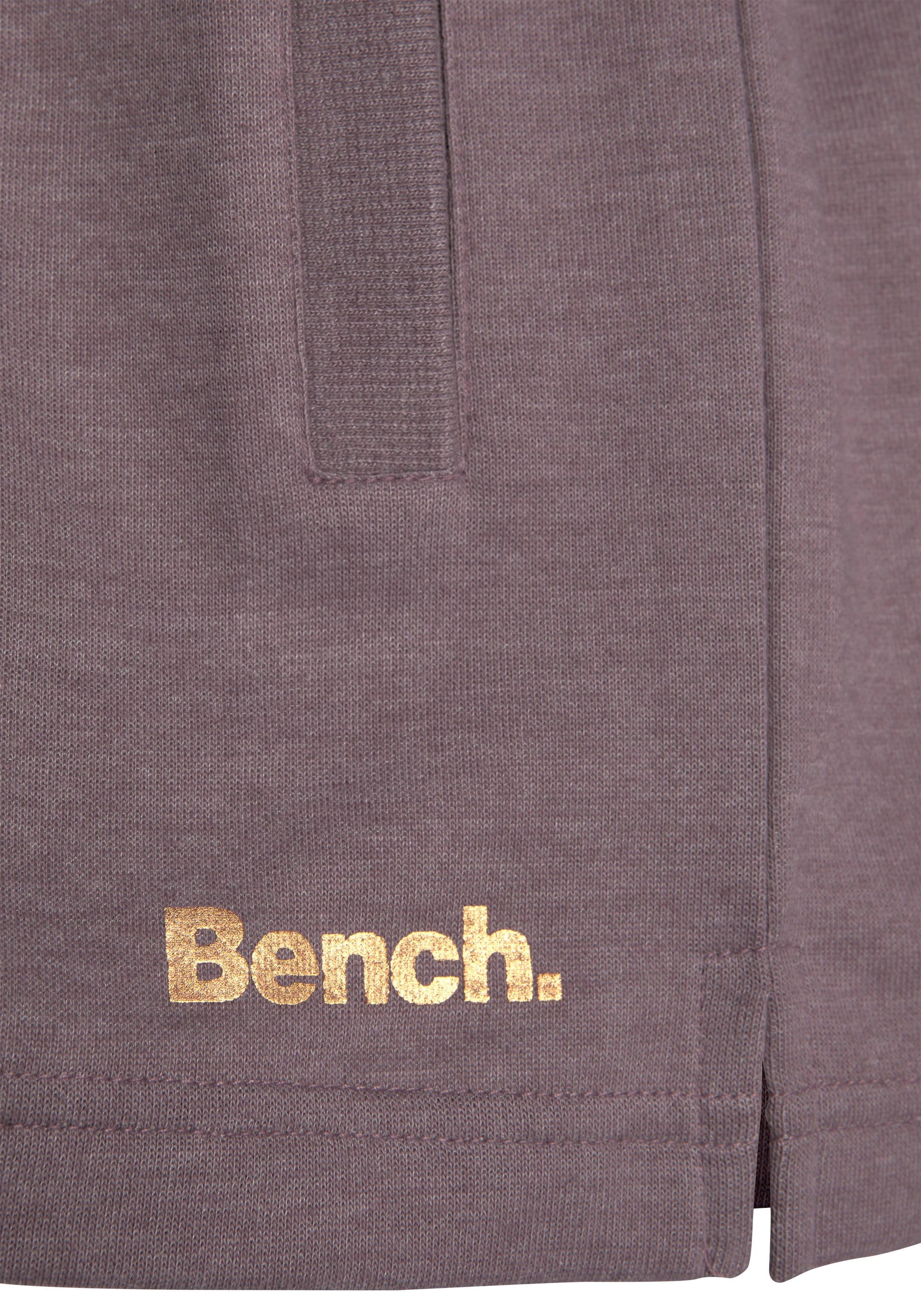 Bench. Loungewear Relaxshorts »-Kurze Sweathose«, mit kurzen Seitenschlitzen und seitliche Taschen, Loungeanzug