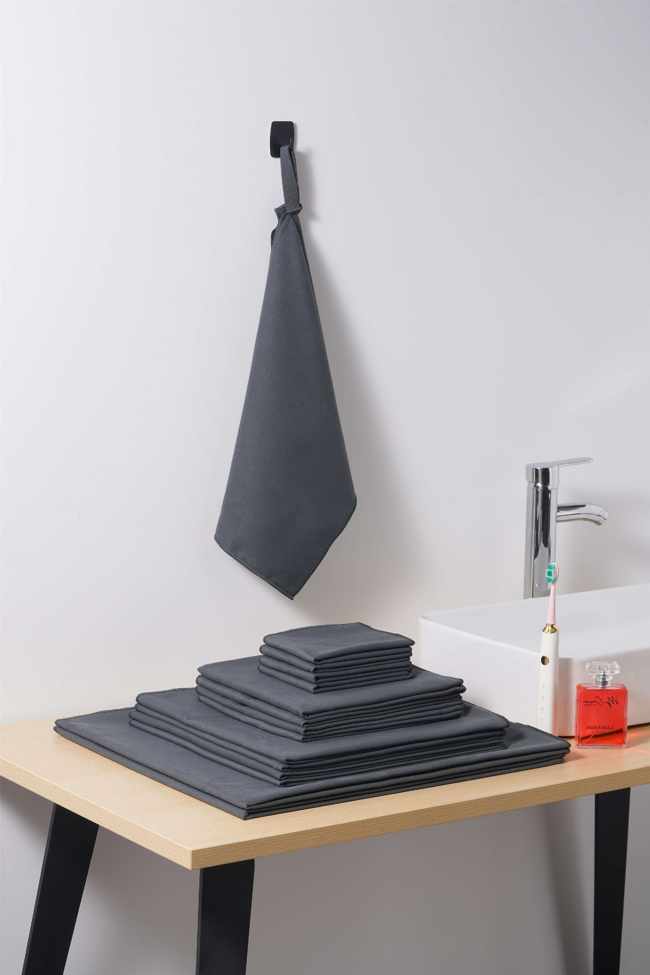 OTTO home Handtücher »Leoa, diverse Größen, Sporthandtuch, Reisehandtuch, Strandtuch« sehr leicht, kompakt, schnelltrocknend, Mikrofaser mit Kontrastnaht