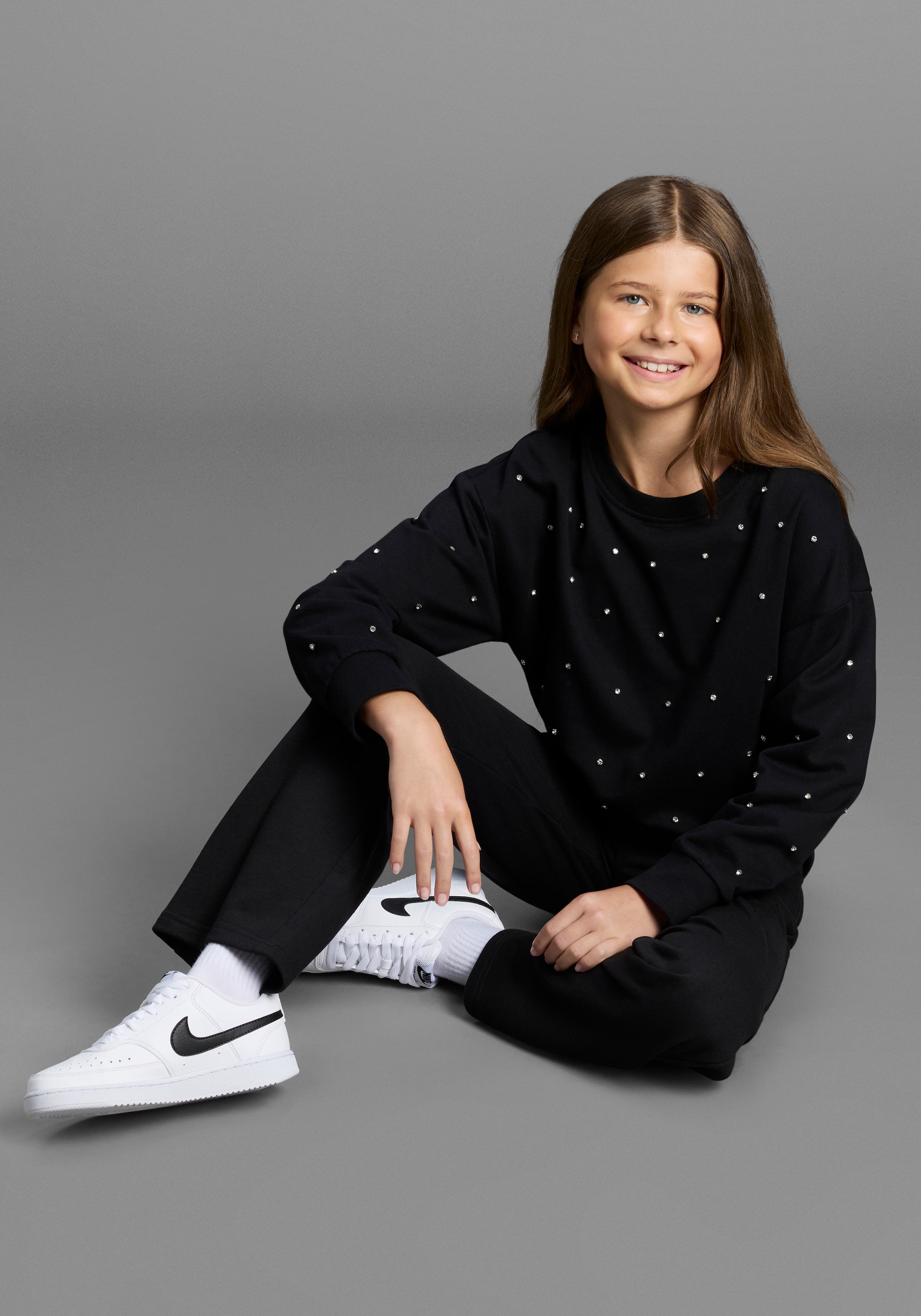 Bruno Banani Sweatshirt »Kurzes Sweatshirt mit Strass-Steinen«, Für TEENS. Trendiges Shirt mit Strass-Steinen
