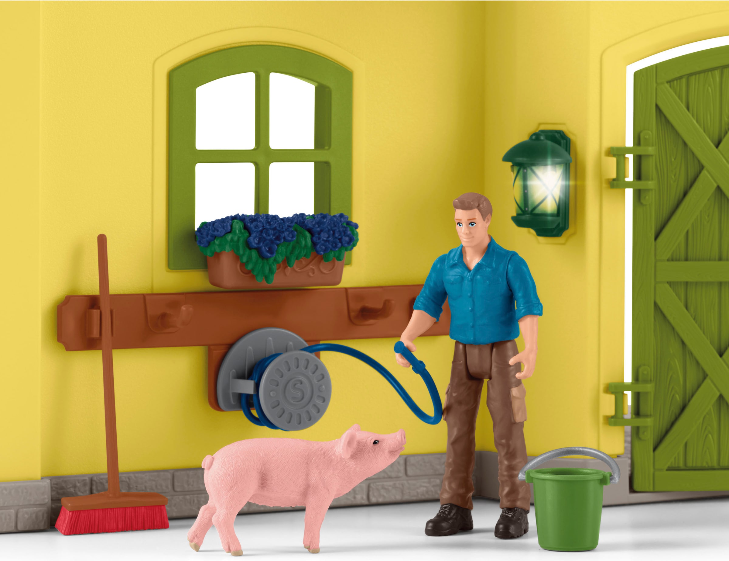 Schleich® Spielwelt »FARM WORLD, Großer Stall mit Tieren und Zubehör (42605)«, Made in Europe