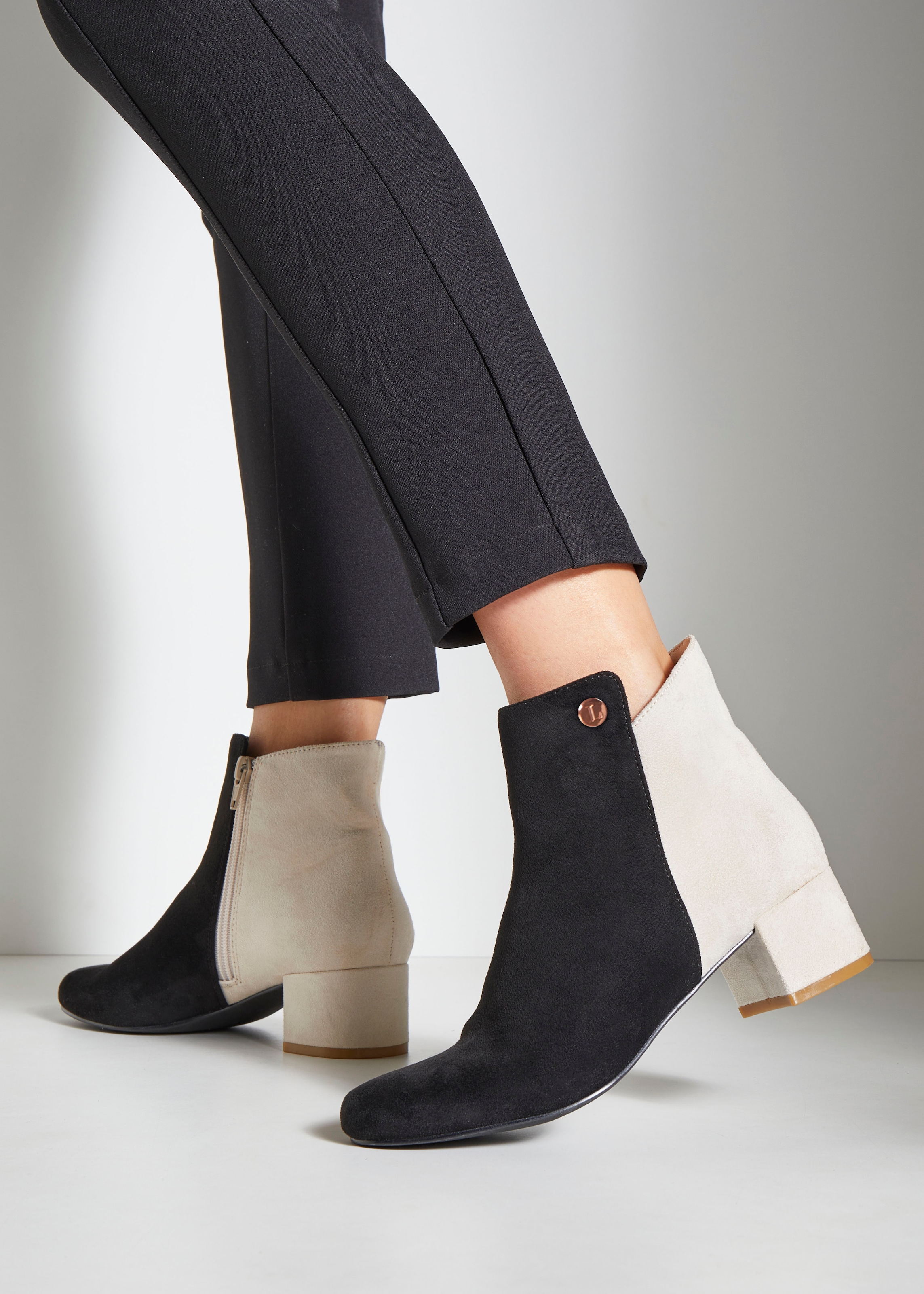 LASCANA Stiefelette, mit raffiniertem Detail und Blockabsatz, kurzer Stiefel VEGAN