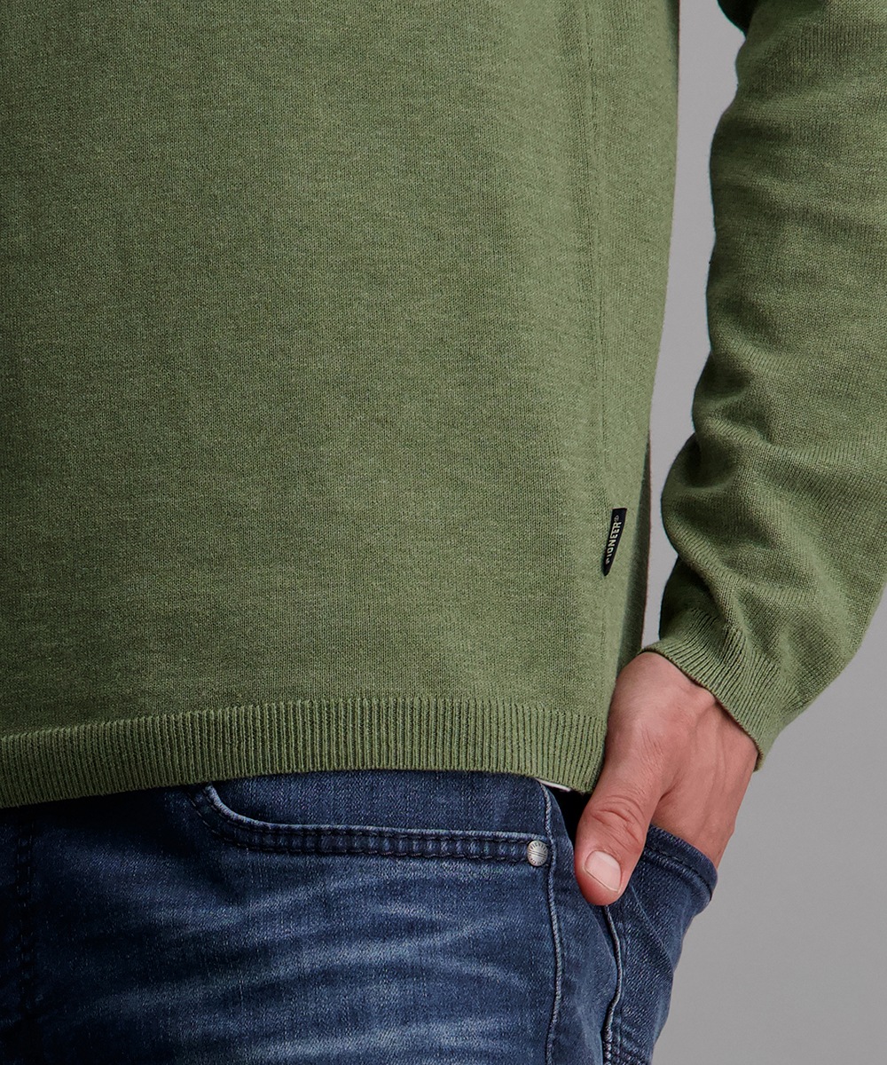 Pioneer Authentic Jeans Rundhalspullover, Ausschnitt mit Rollkante, Außennähte