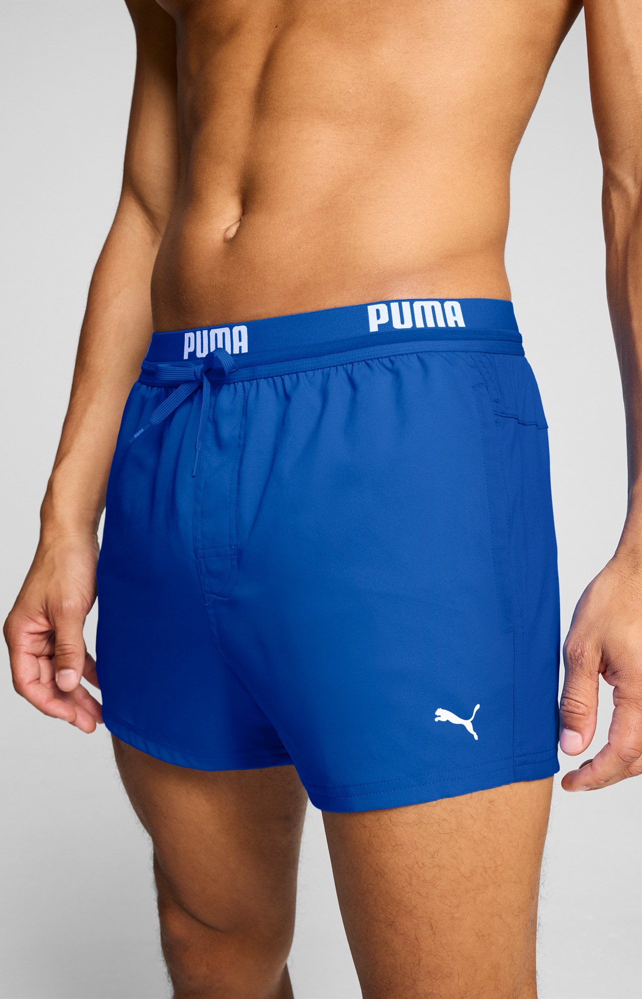 PUMA Badeshorts »PUMA SWIM MEN LOGO SHORT SHORTS 1P« Seitentaschen, Gesäßtasche mit Reißverschluss, Kordelzug