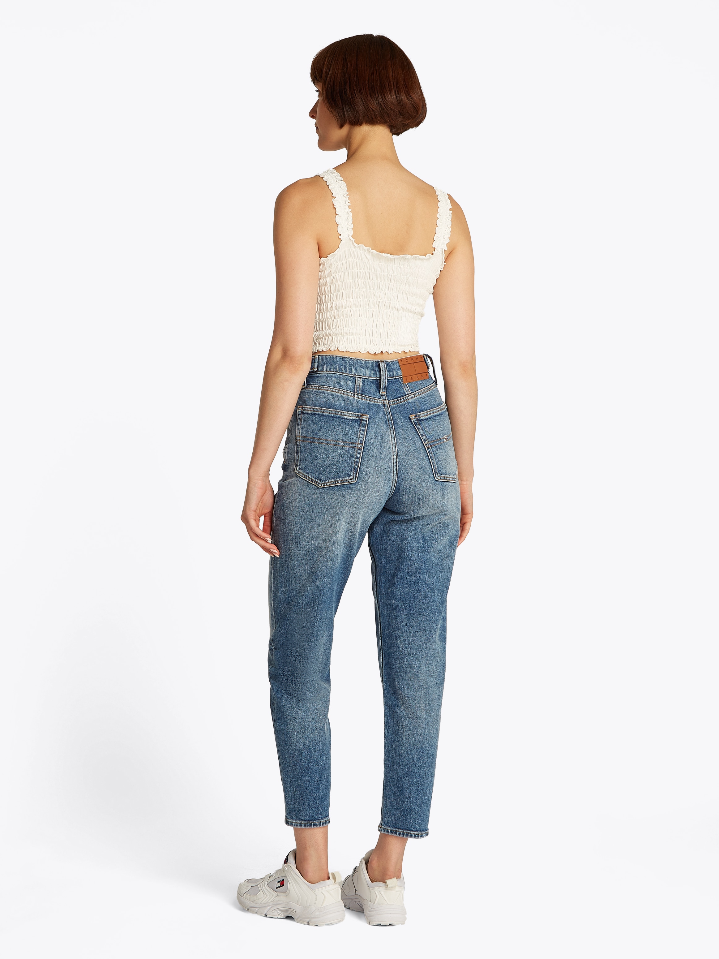 Tommy Jeans Mom-Jeans »MOM JEAN UH TPR« mit Logo-Stickereien, in knöchelfreier Länge