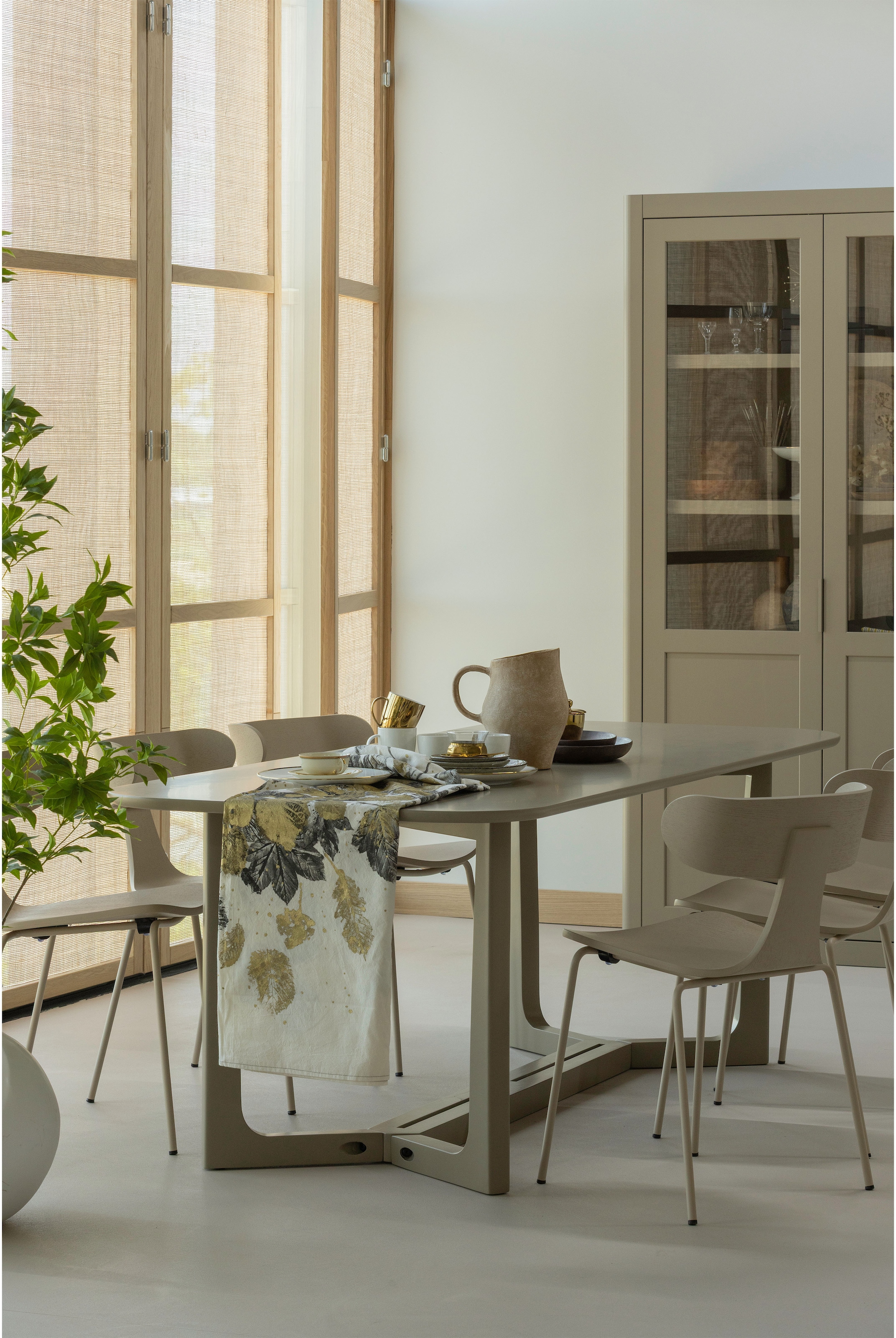 WOOOD Vitrine »GUNNAR« FSC®-zertifizierte Kiefer, bietet stilvolle Aufbewahrung auf 4 Böden