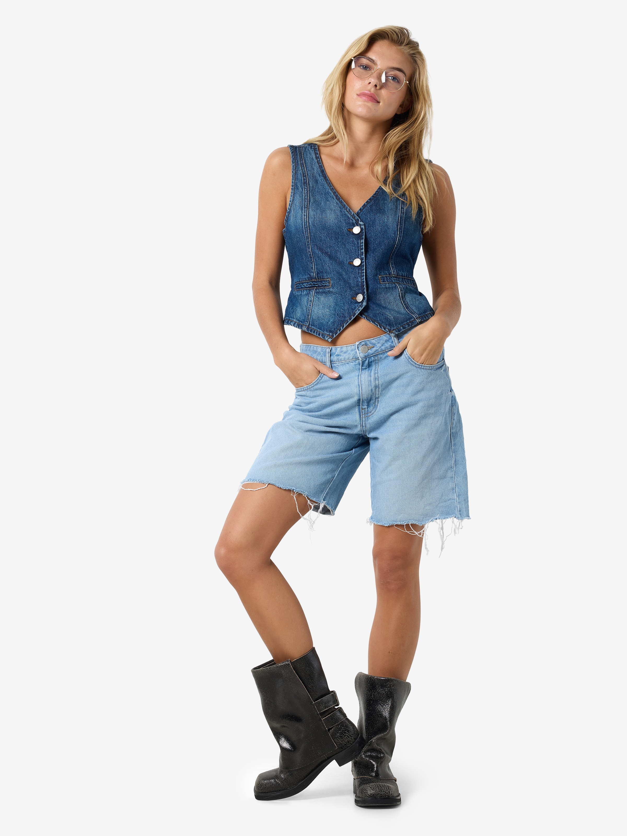 Noisy may Jeansshorts »NMHOLLA NW LOOSE SHORT AZ425LB NOOS«, modisch offene Säume