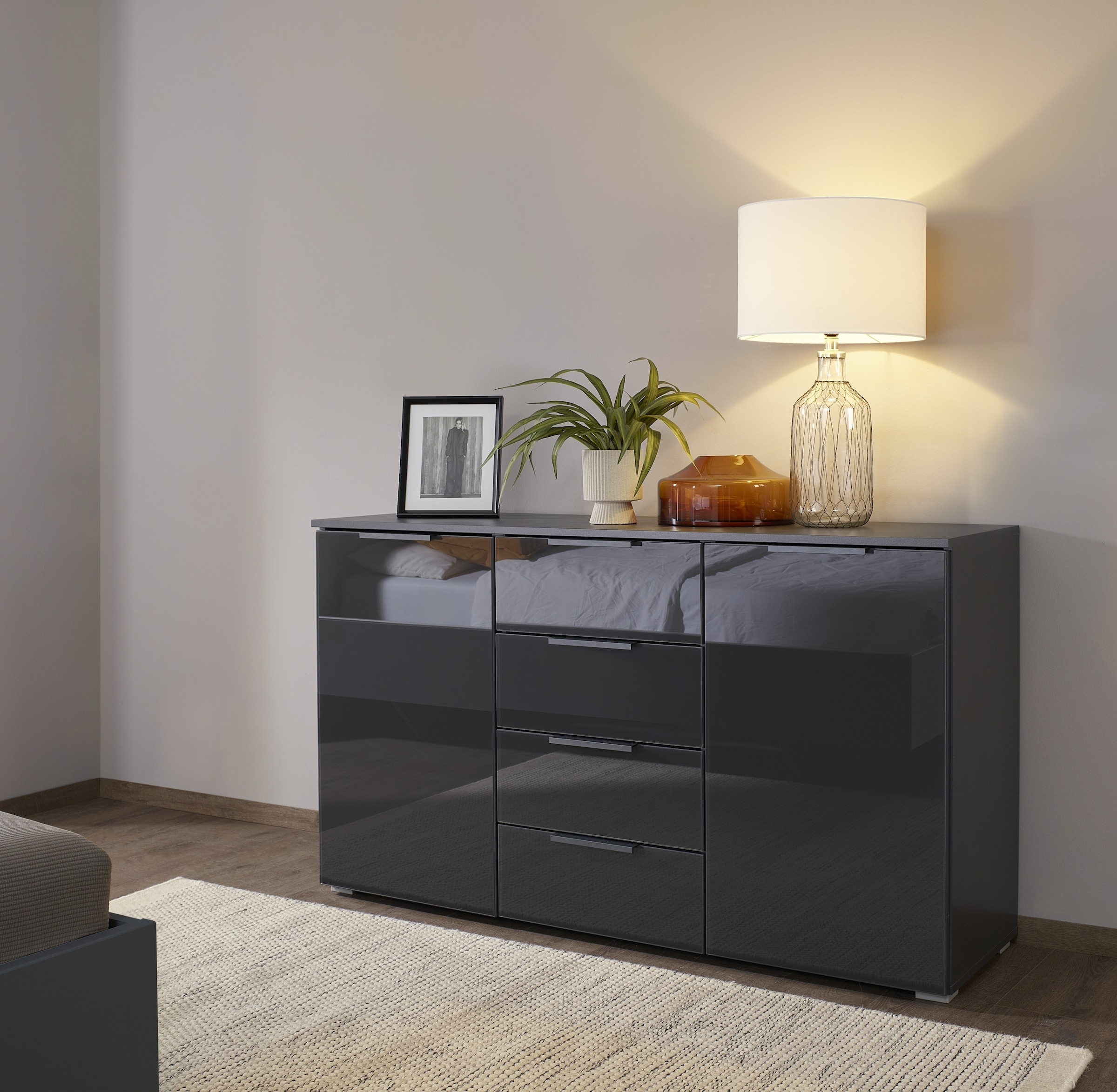 rauch Schubkastenkommode »Sideboard Kommode Kombikommode KOLUNA mit Glasfront«, mit 4 Schubkästen und 2 Türen sowie Metallgriffen MADE IN GERMANY
