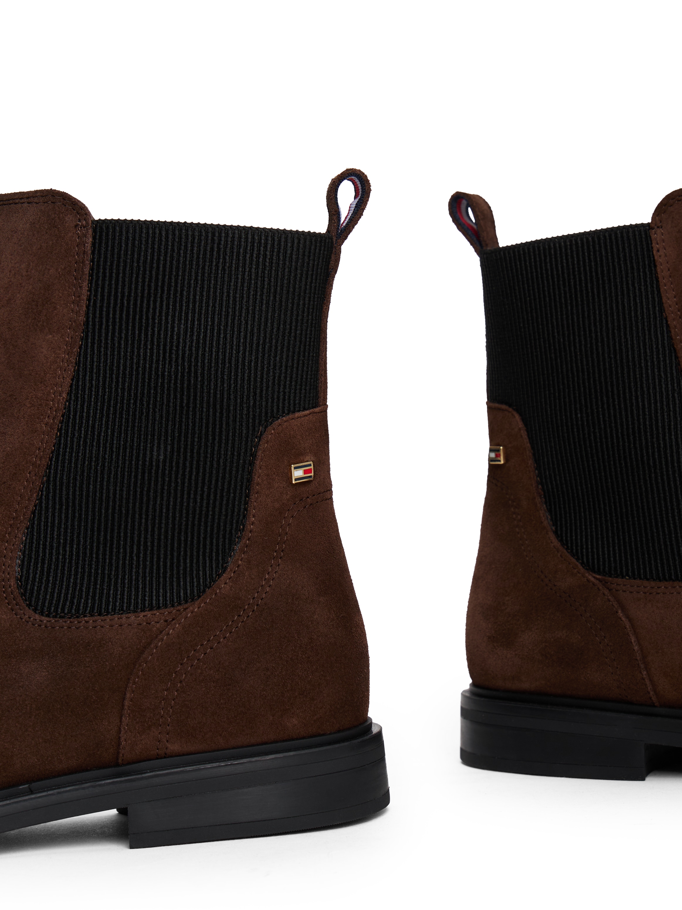 Tommy Hilfiger Chelseaboots »FLAG SUEDE CHELSEA BOOT«, Stiefelette, Businessschuh mit Hardcover-Flagge an der Ferse