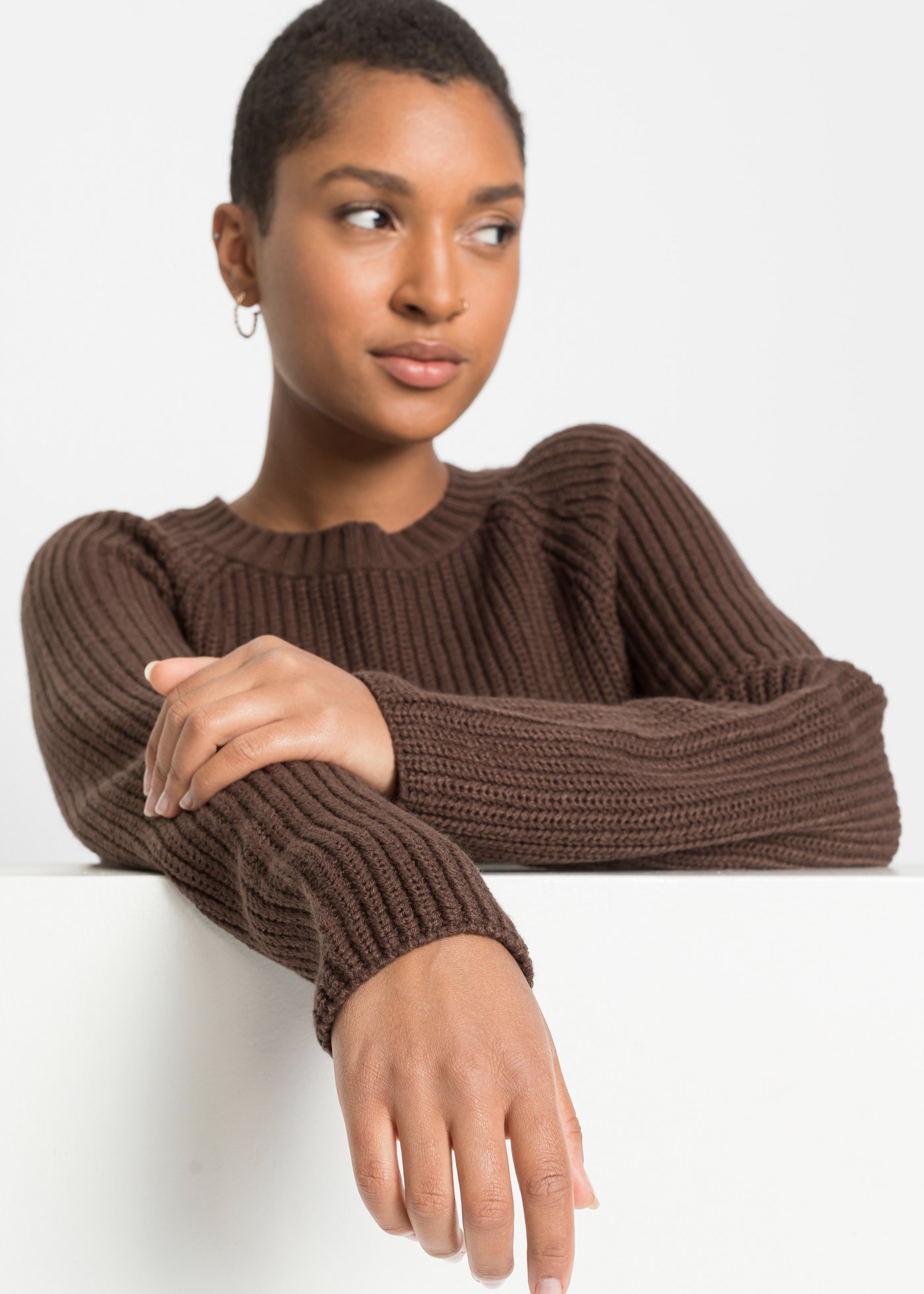 bonprix Strickkleid aus Polyacryl, lockere Passform, knielang, mit Rundhalsausschnitt