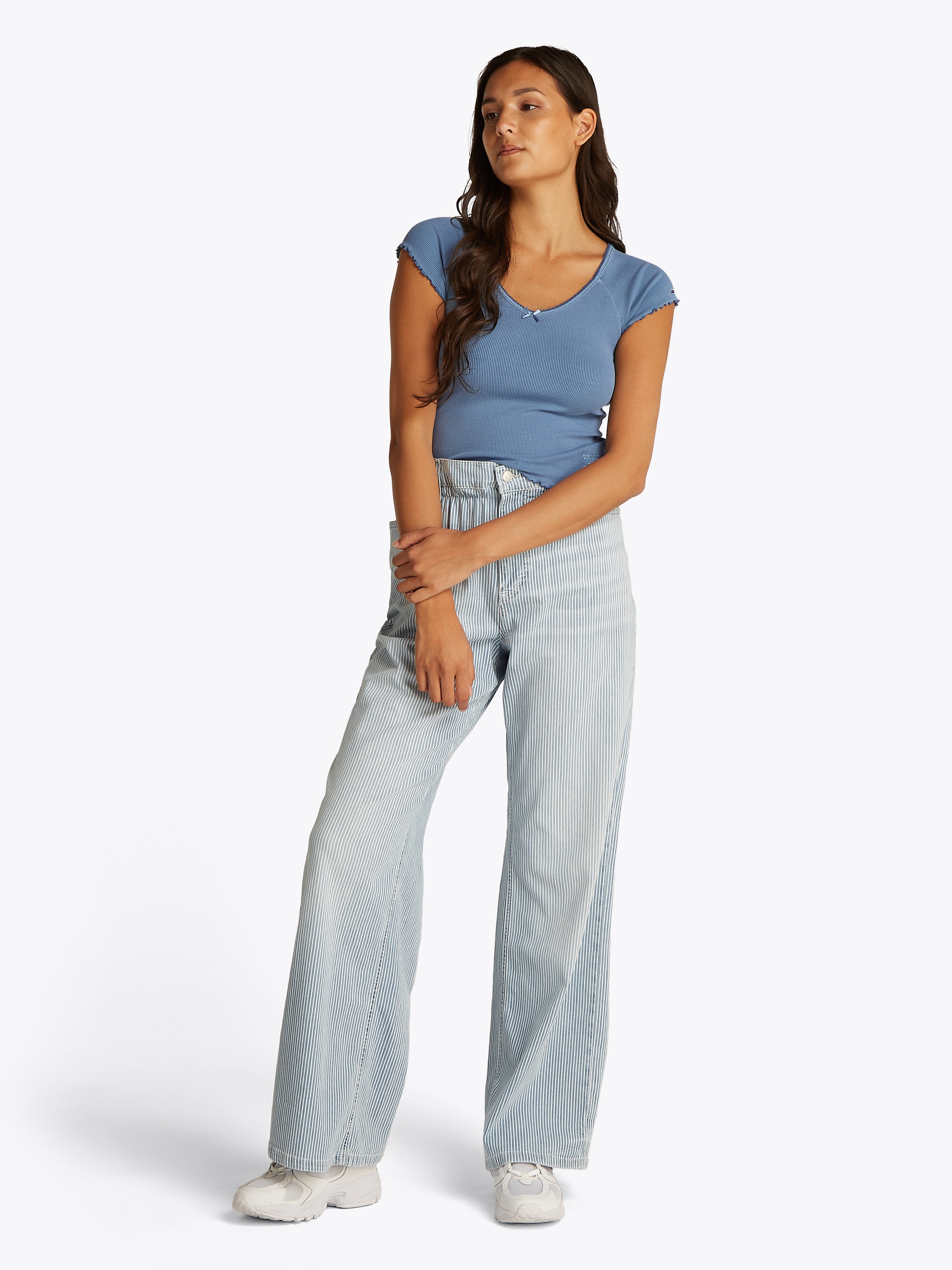 Tommy Jeans Kurzarmshirt »TJW SLIM VNECK GMD RIB SS«, mit Rollkanten, im femininen Stil