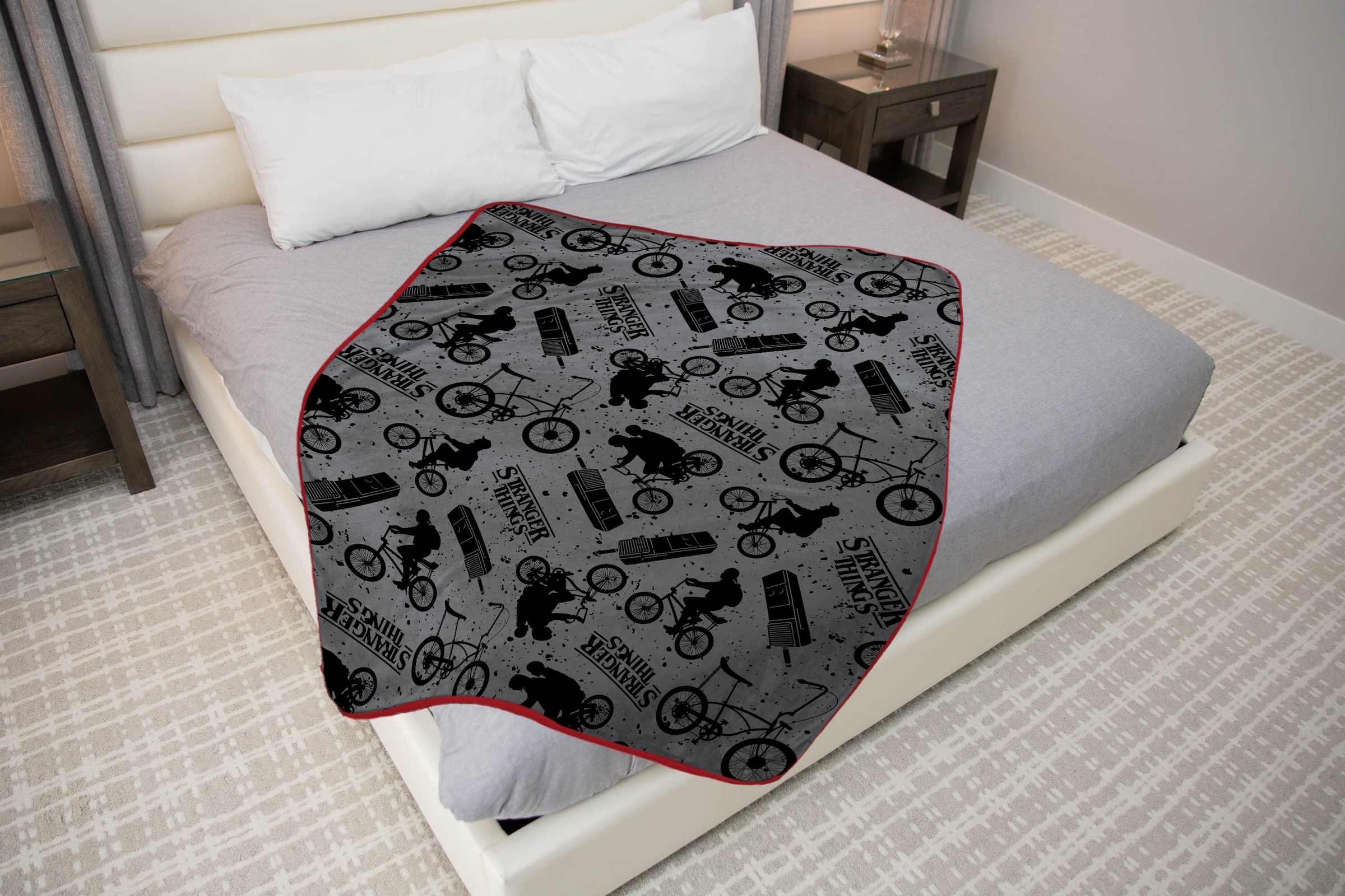 Stranger things Kinderdecke »Netflix Stranger Things« Kuschelige Fleecedecke Grau Bike – 117 x 152 cm