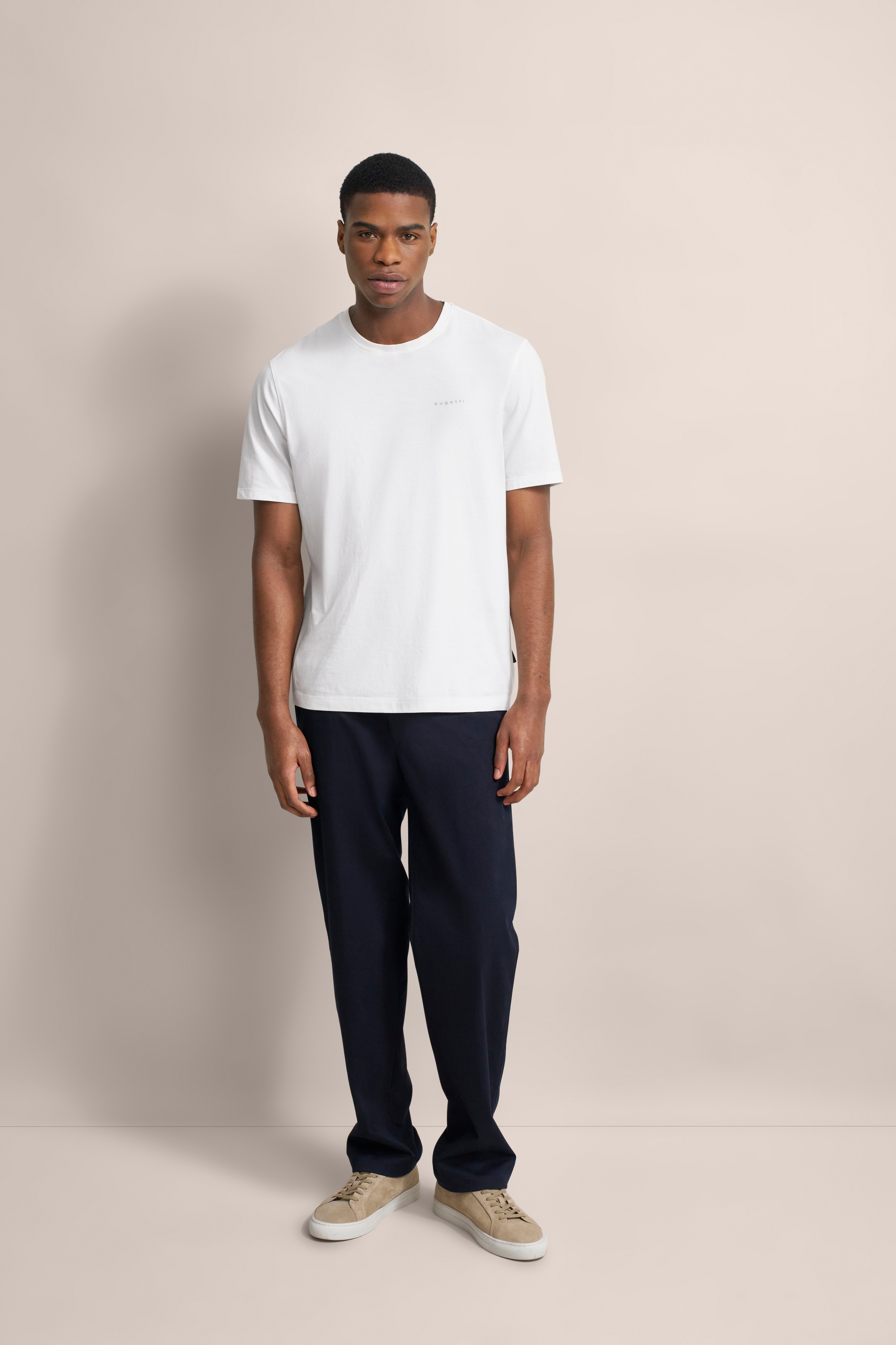 bugatti T-Shirt, unifarben und mit Rundhals