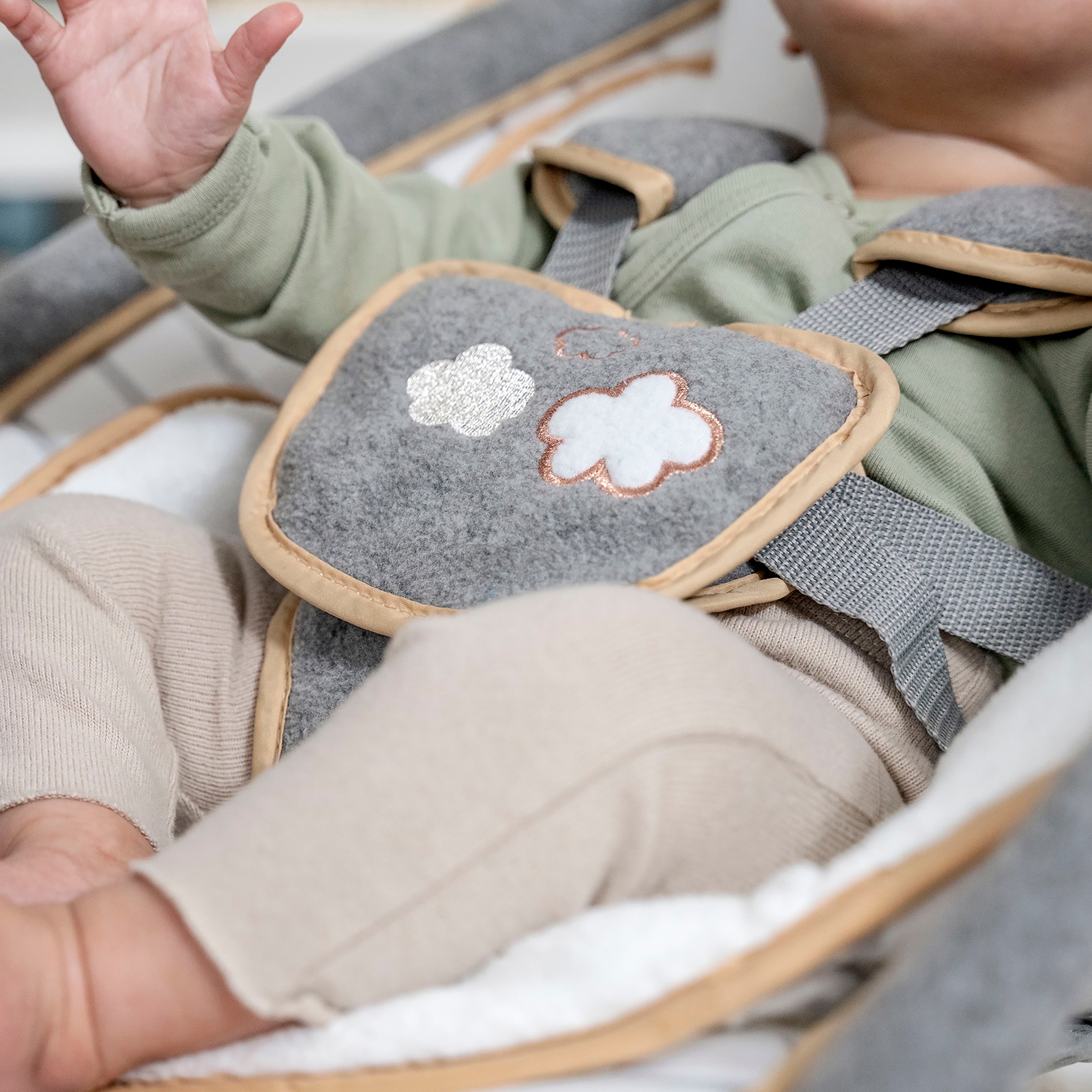 ingenuity Babywippe »Rocking Seat - Bella Teddy«, mit Sound-Effekt