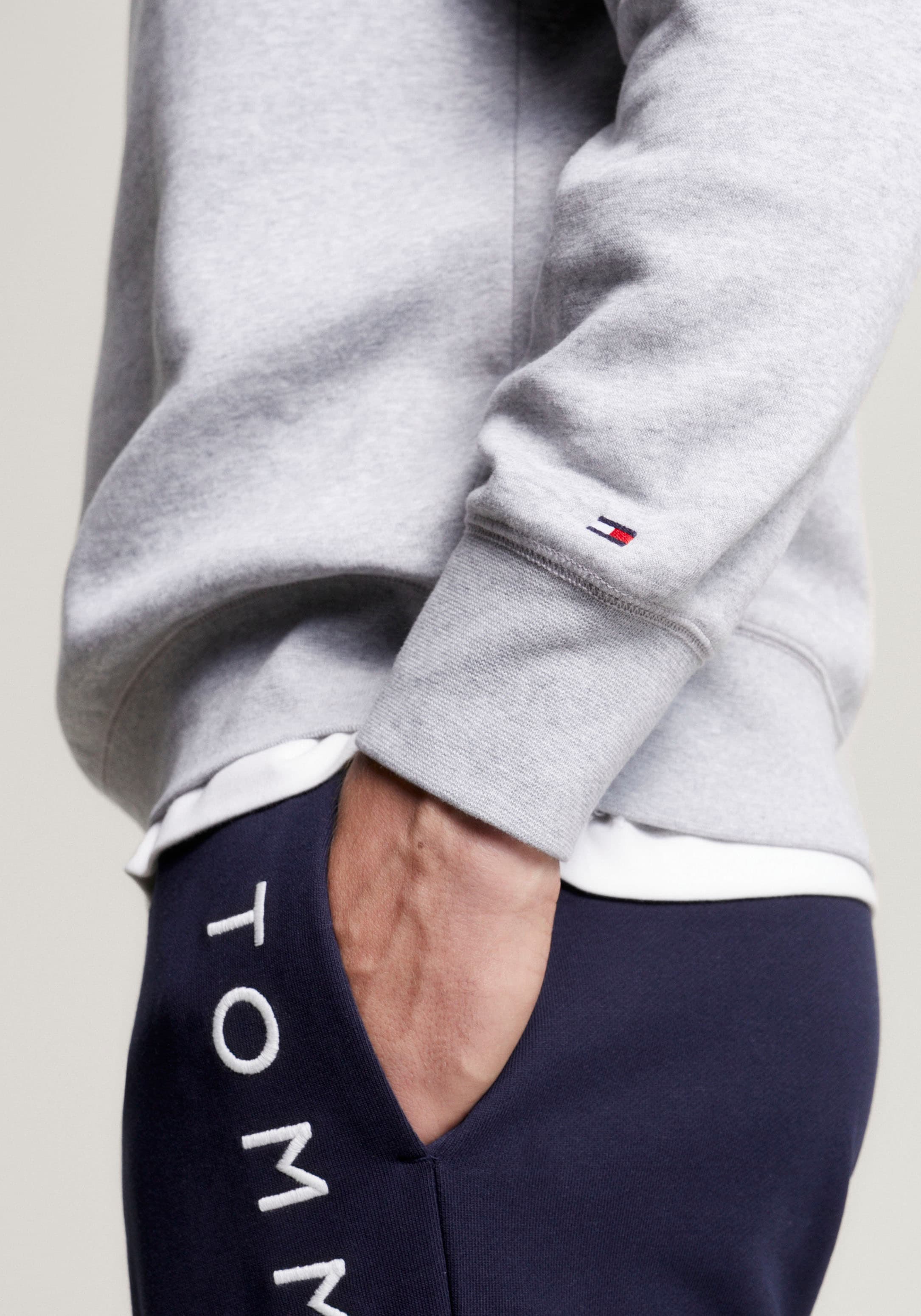 Tommy Hilfiger Sweatshirt »TOMMY LOGO SWEATSHIRT mit Rundhals und Stickerei« unifarben, casual, regular fit, Baumwollmix, Rundhals