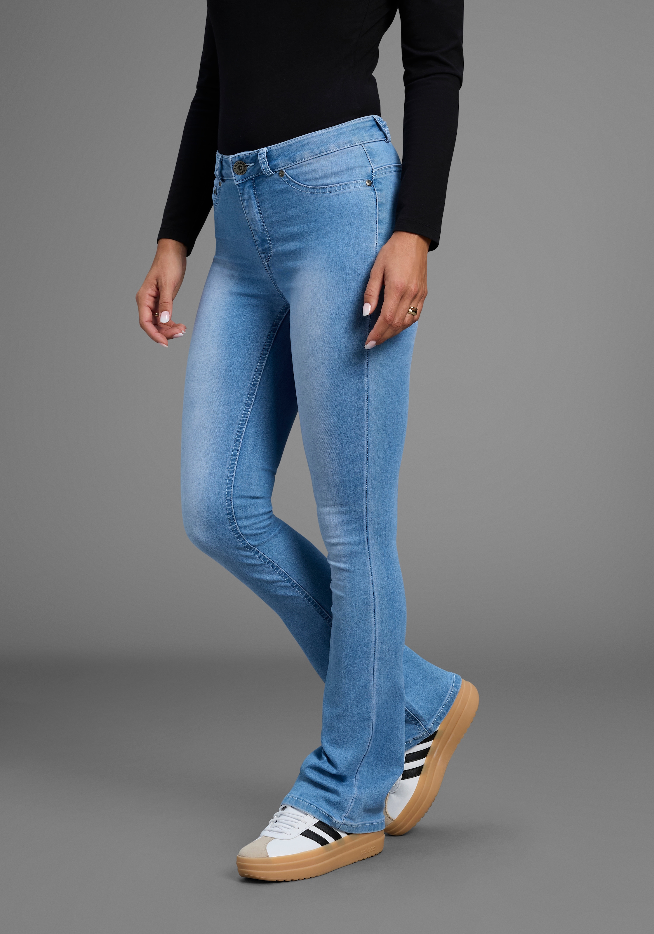 Arizona Bootcut-Jeans »Ultra Stretch«, ausgestellte Beinform, Used-Waschung, hohe Leibhöhe