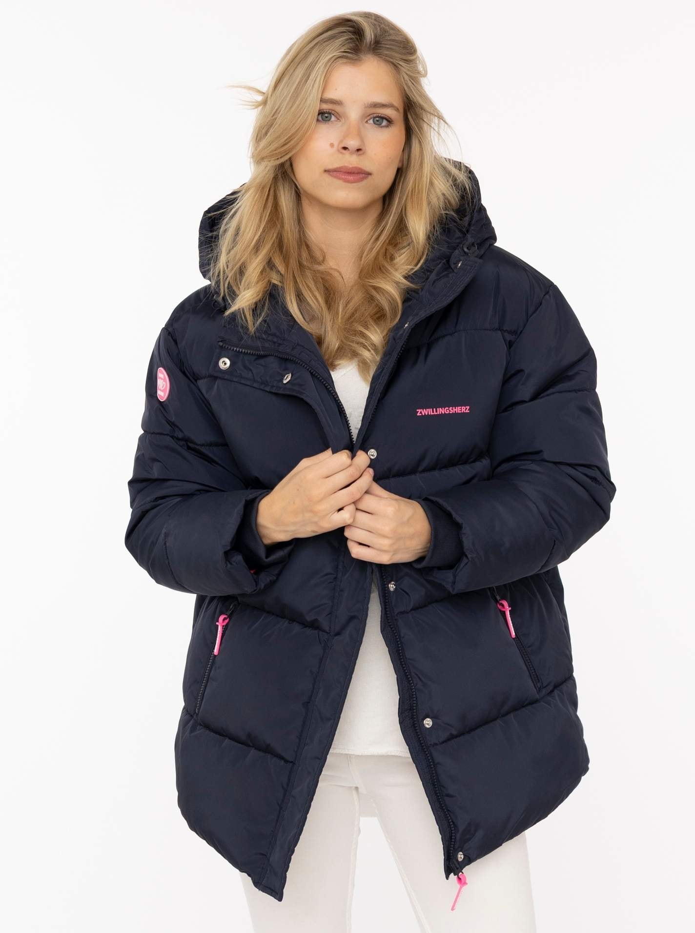 Zwillingsherz Steppjacke »„Love More“« Kapuze mit Tunnelzug, verdeckter Reißverschluss, dezente Details