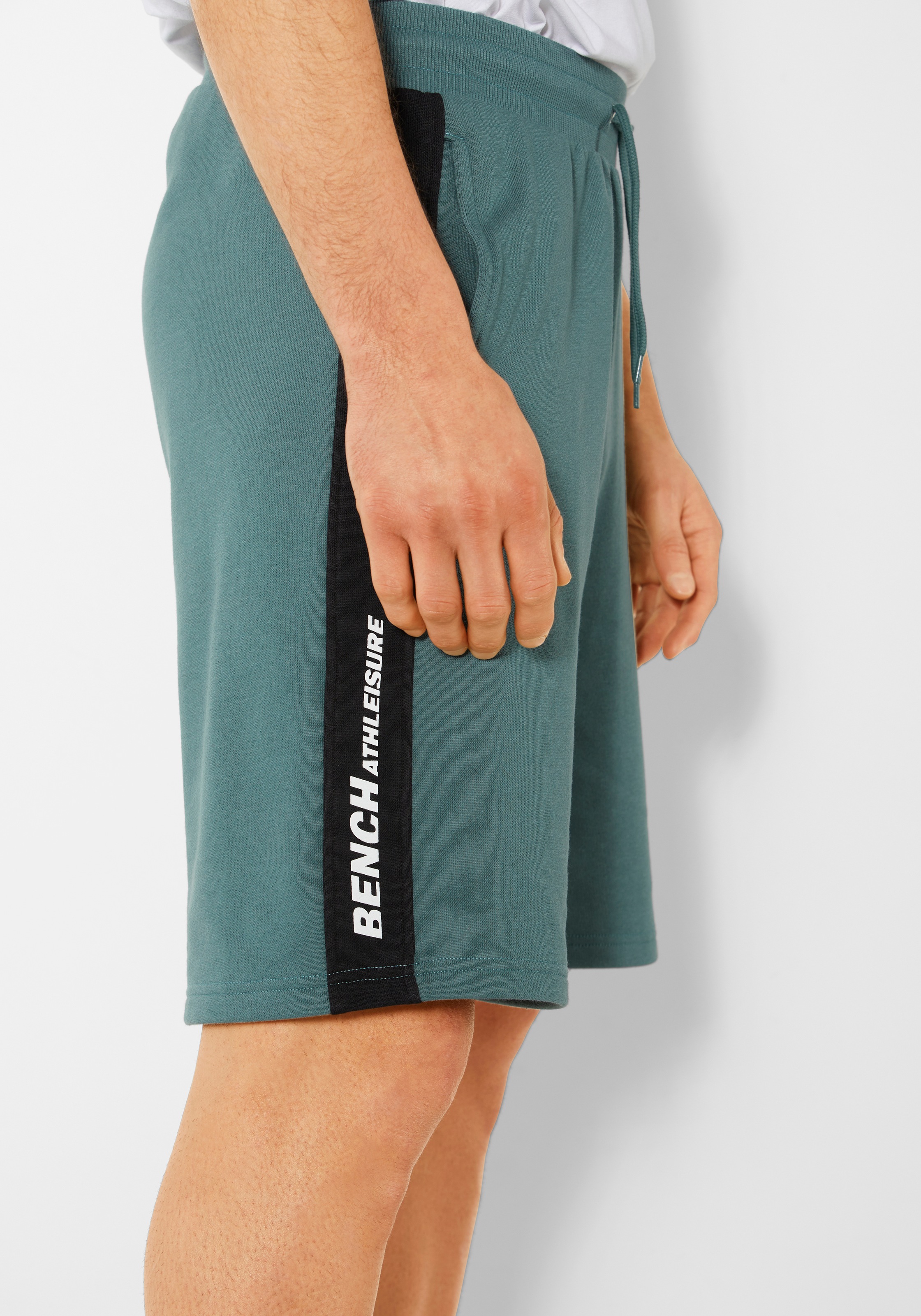 3. Bild von Bench. Loungewear Sweatshorts, mit seitlichem Einsatz