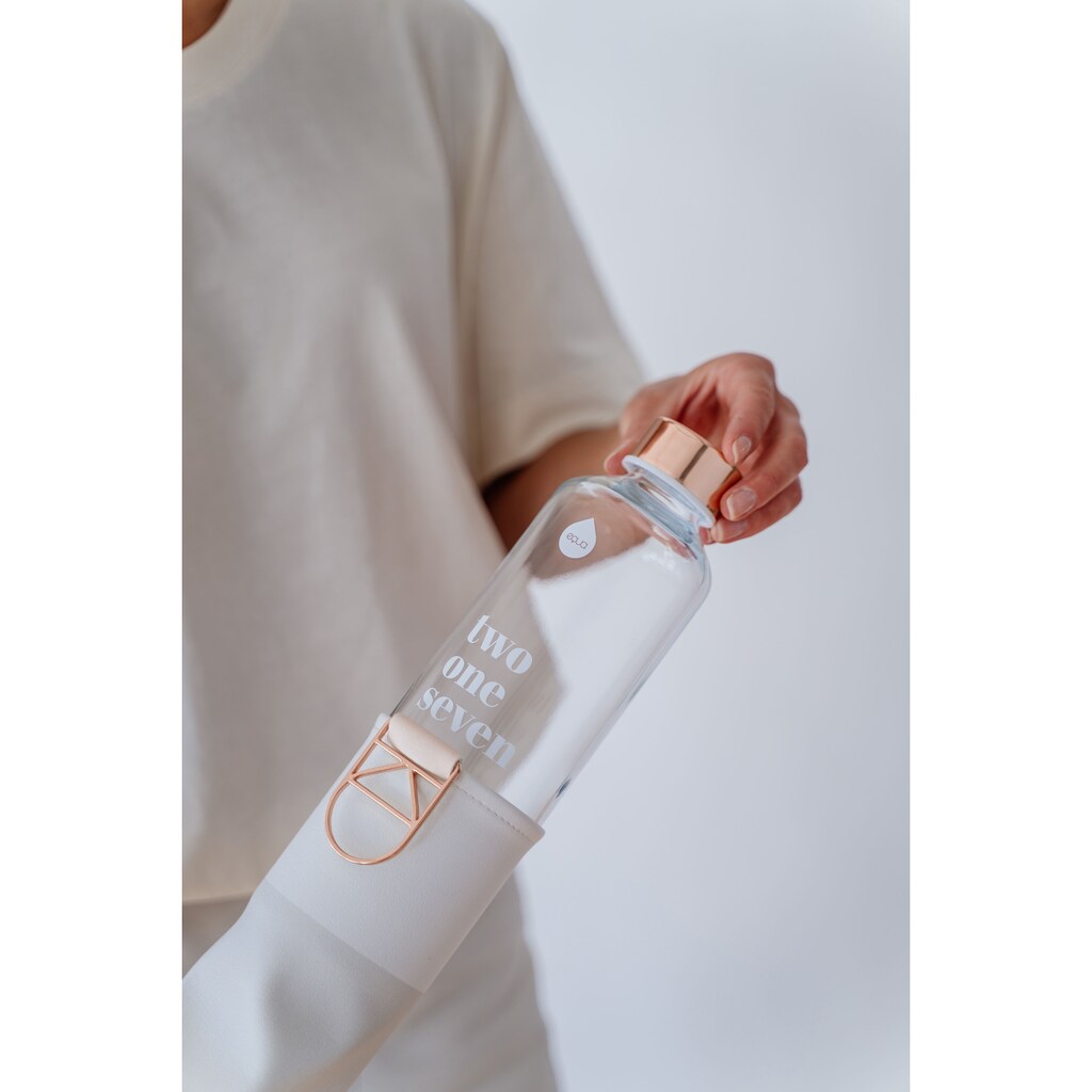 equa Trinkflasche »Mismatch Sage«, Borosilikatglas, mit Kunstlederhülle, 750 ml