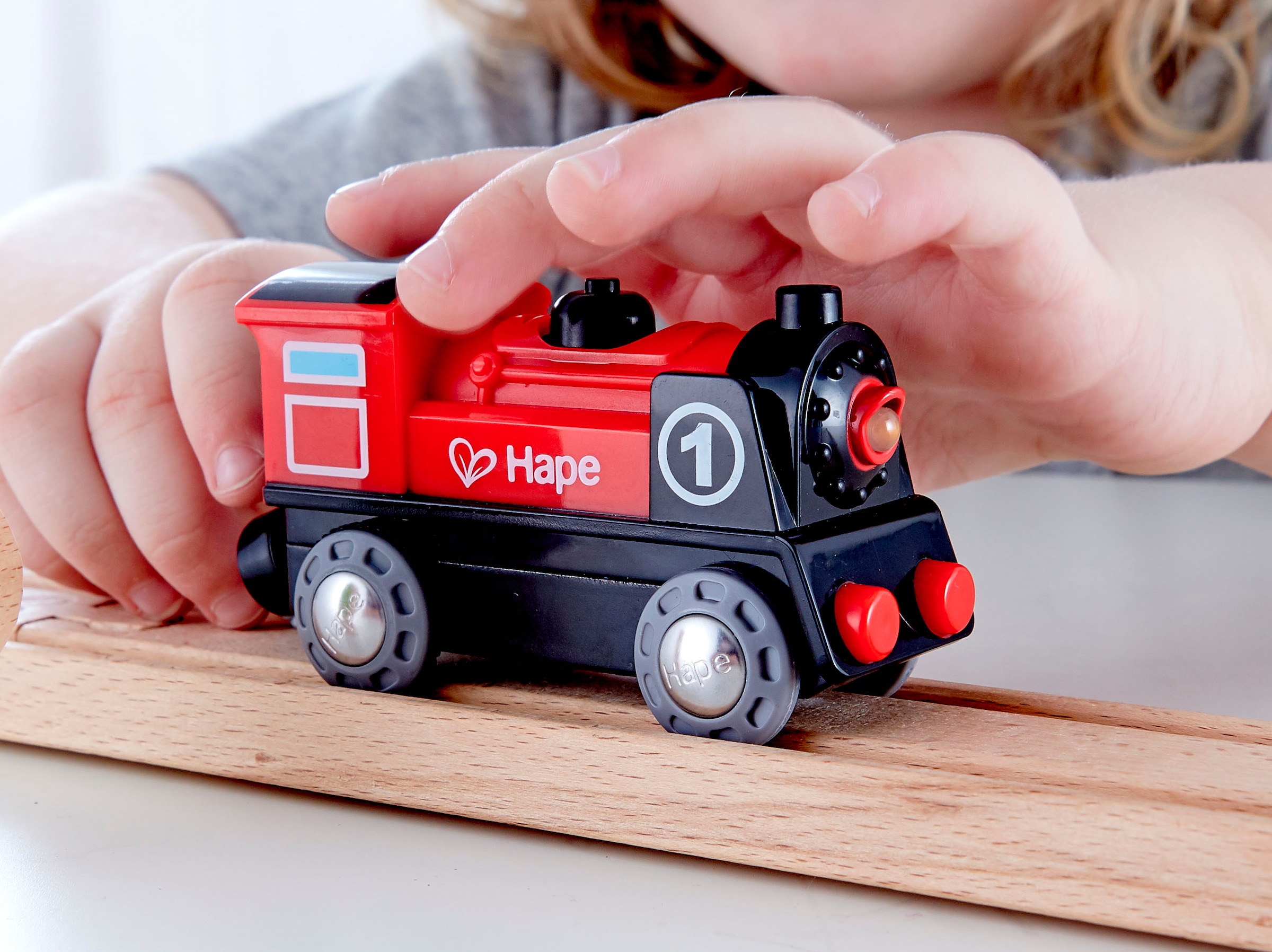 Hape Spielzeugeisenbahn-Lokomotive »Batteriebetriebene Lokomotive Nr. 1«, mit Licht- und Soundeffekt