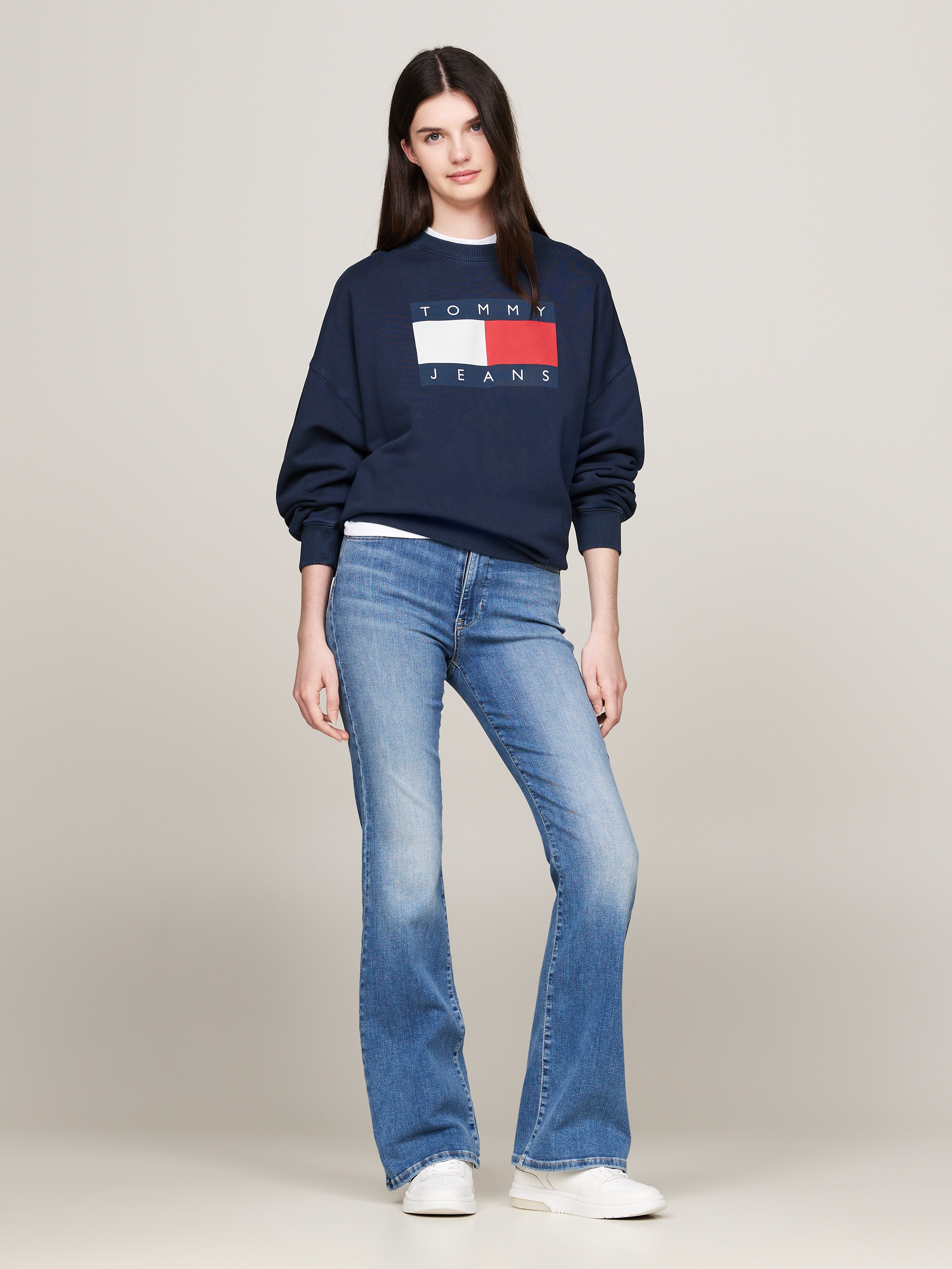 Tommy Jeans Schlagjeans »Tommy Jeans SYLVIA - High waist - Flared Denim Jeans«, mit Logostickereien und Nieten