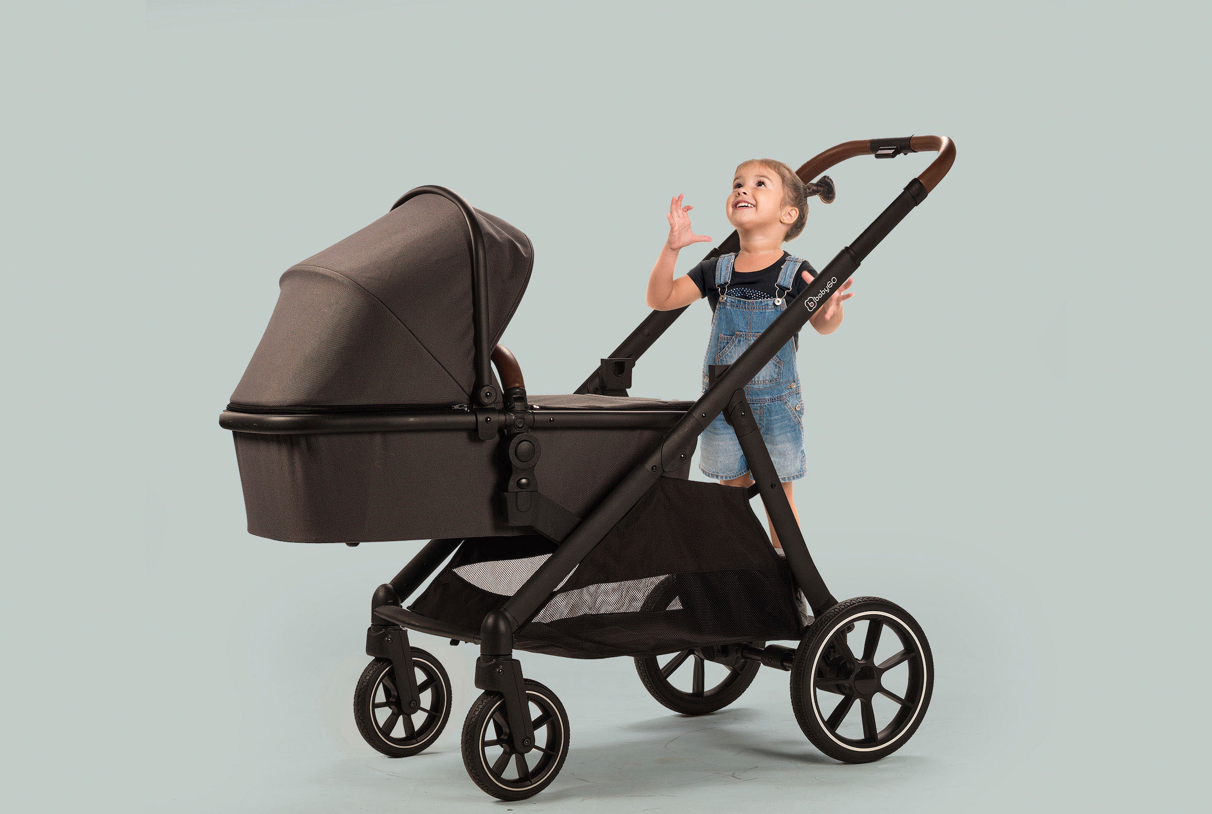BabyGo Zwillings-Kombikinderwagen »Duo Ultra Set, grau«, inkl. 2 Babyschalen, 2 Isofix Base, Wickeltasche u. 2 Regenhauben