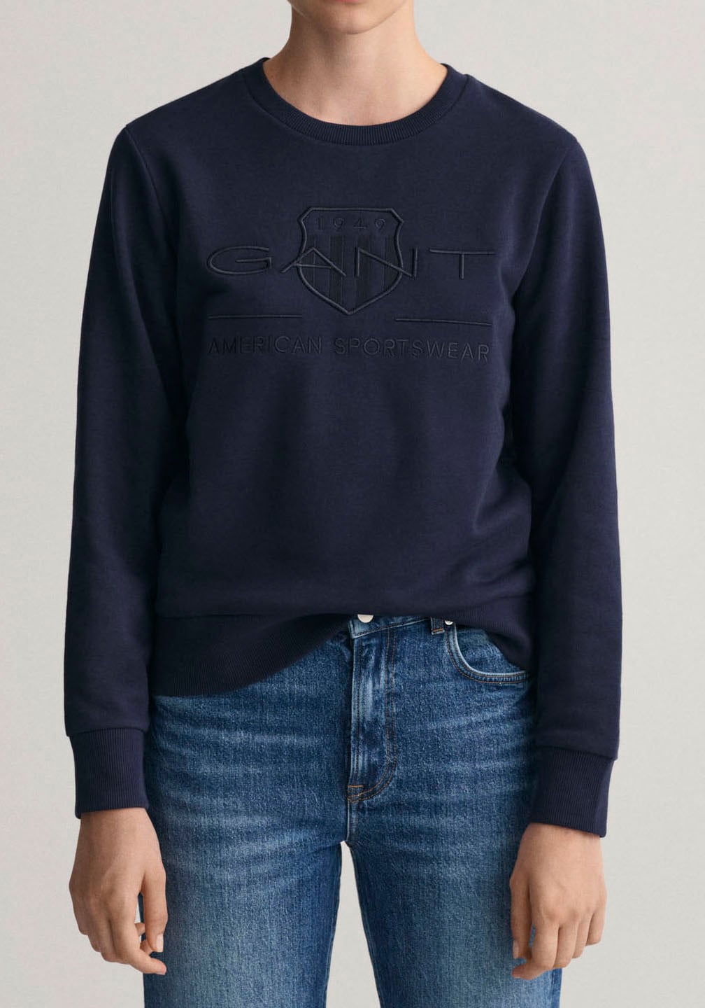 Gant Sweatshirt »REG TONAL SHIELD SWEAT«, glänzendem Shield-Emblem Brust kaufen mit der C-NECK auf online Archive