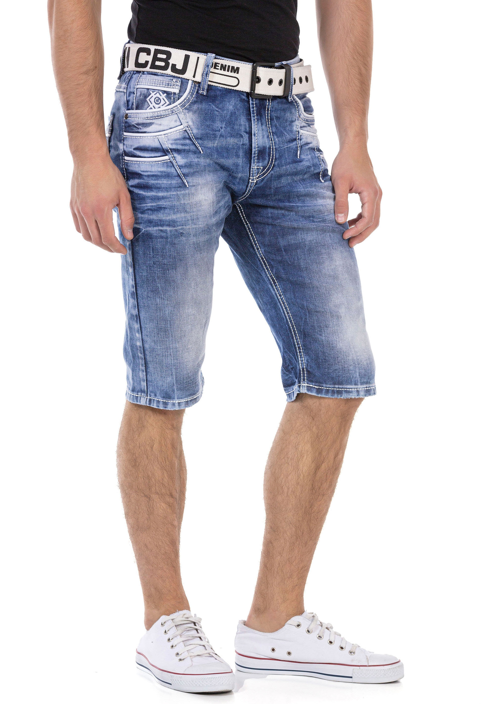 Bild von Cipo & Baxx Bermudas, in Denim und mit markanten Taschen