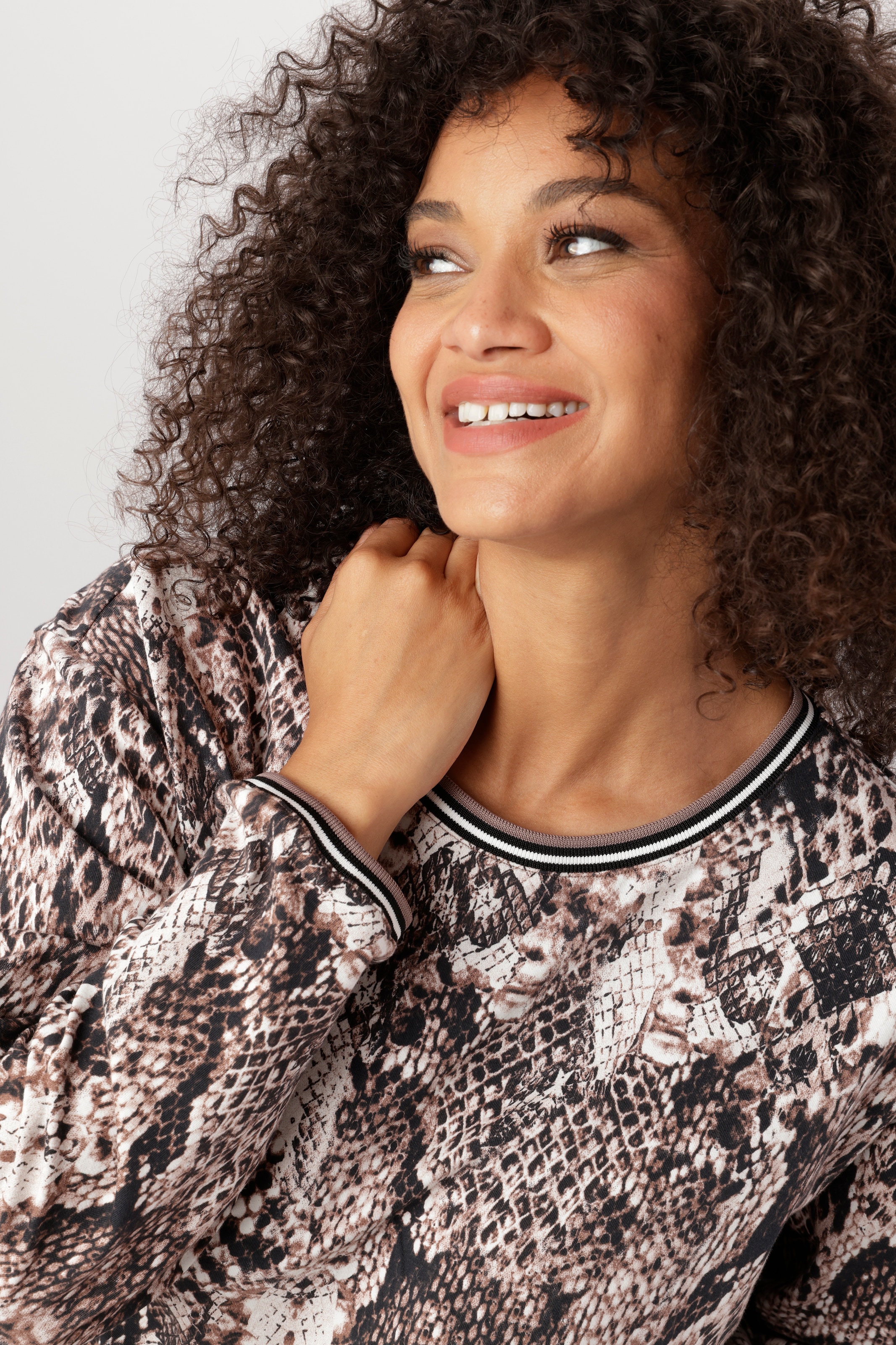 Aniston PLUS Sweatshirt , mit großflächigem, Schlangendruck - NEUE KOLLEKTION

