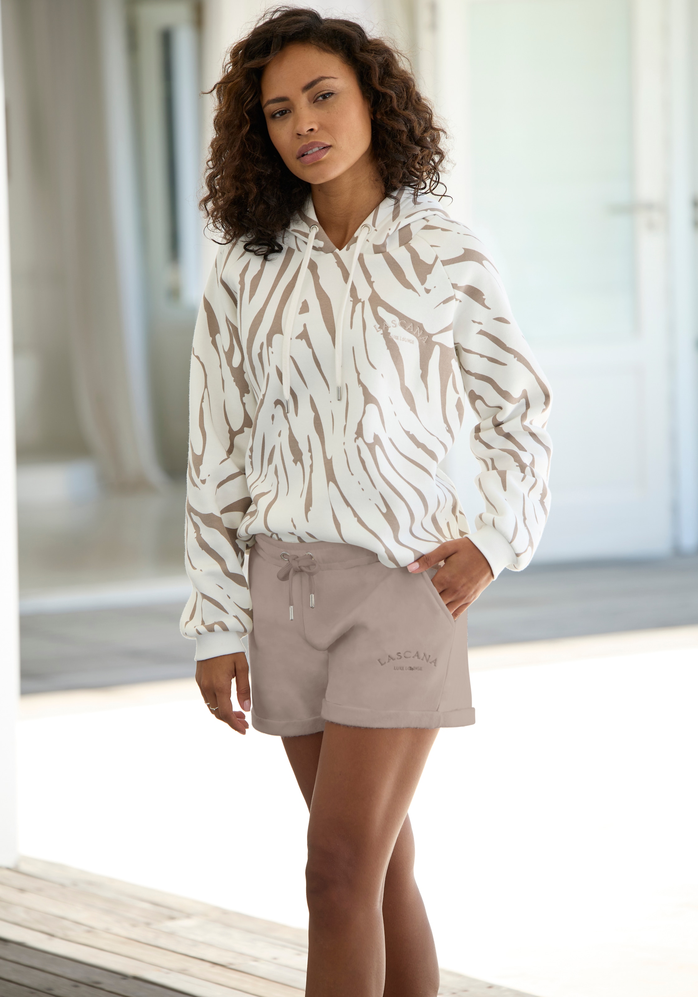 LASCANA Relaxshorts, mit seitlichen Taschen und Logostickerei, Loungewear