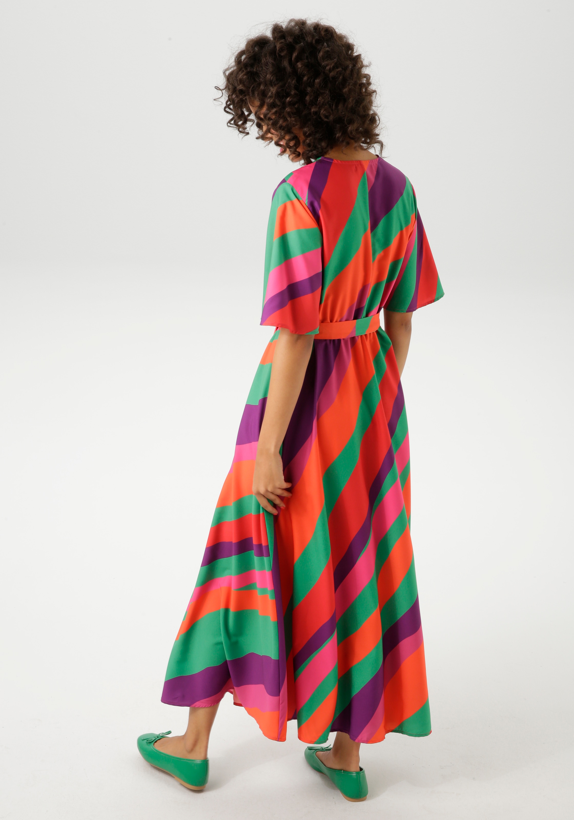Aniston CASUAL Sommerkleid, (mit abnehmbarem Bindeband), im farbenfrohen Streifen-Dessin