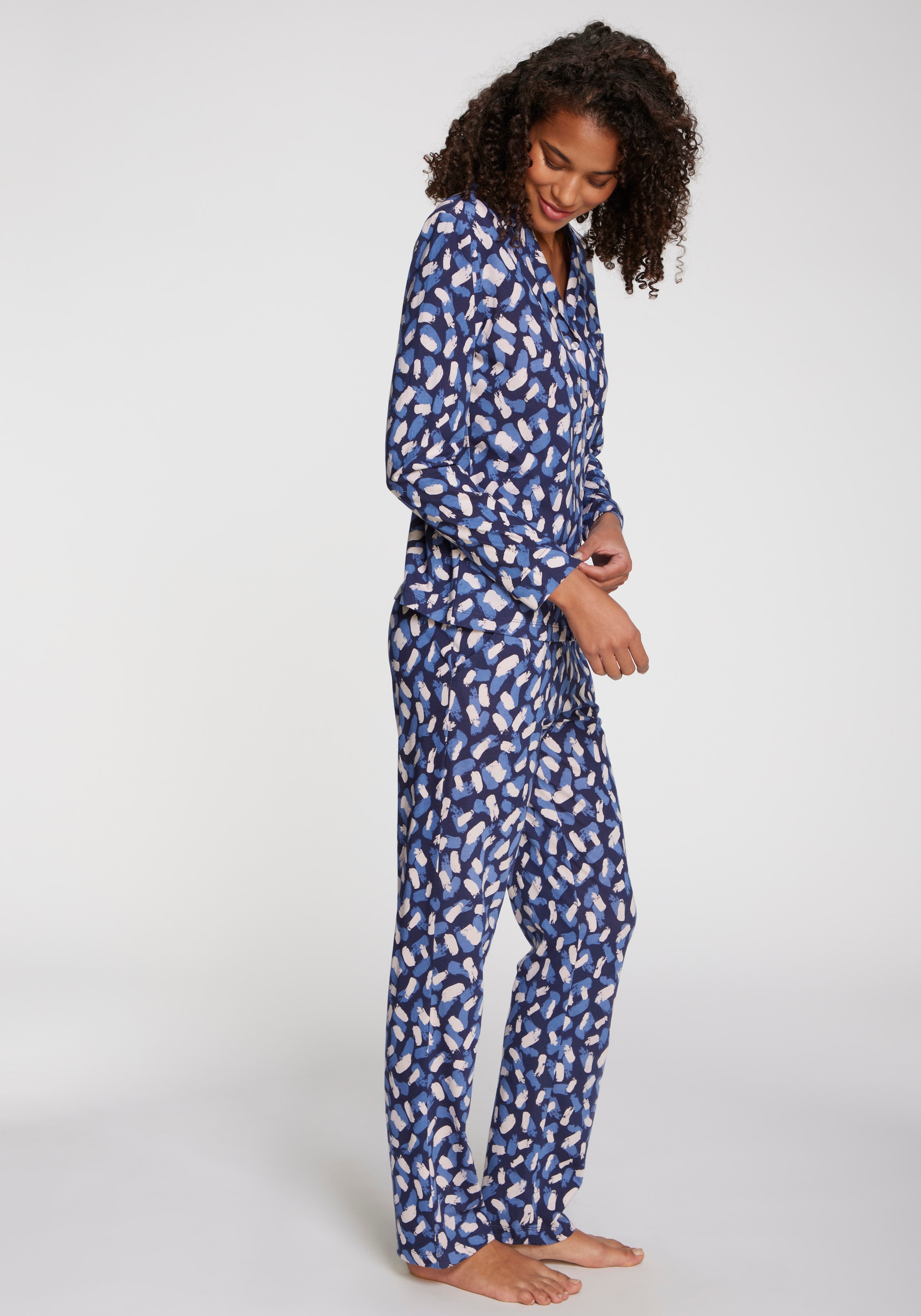 s.Oliver Pyjamaoberteil Mit schönem Alloverdruck