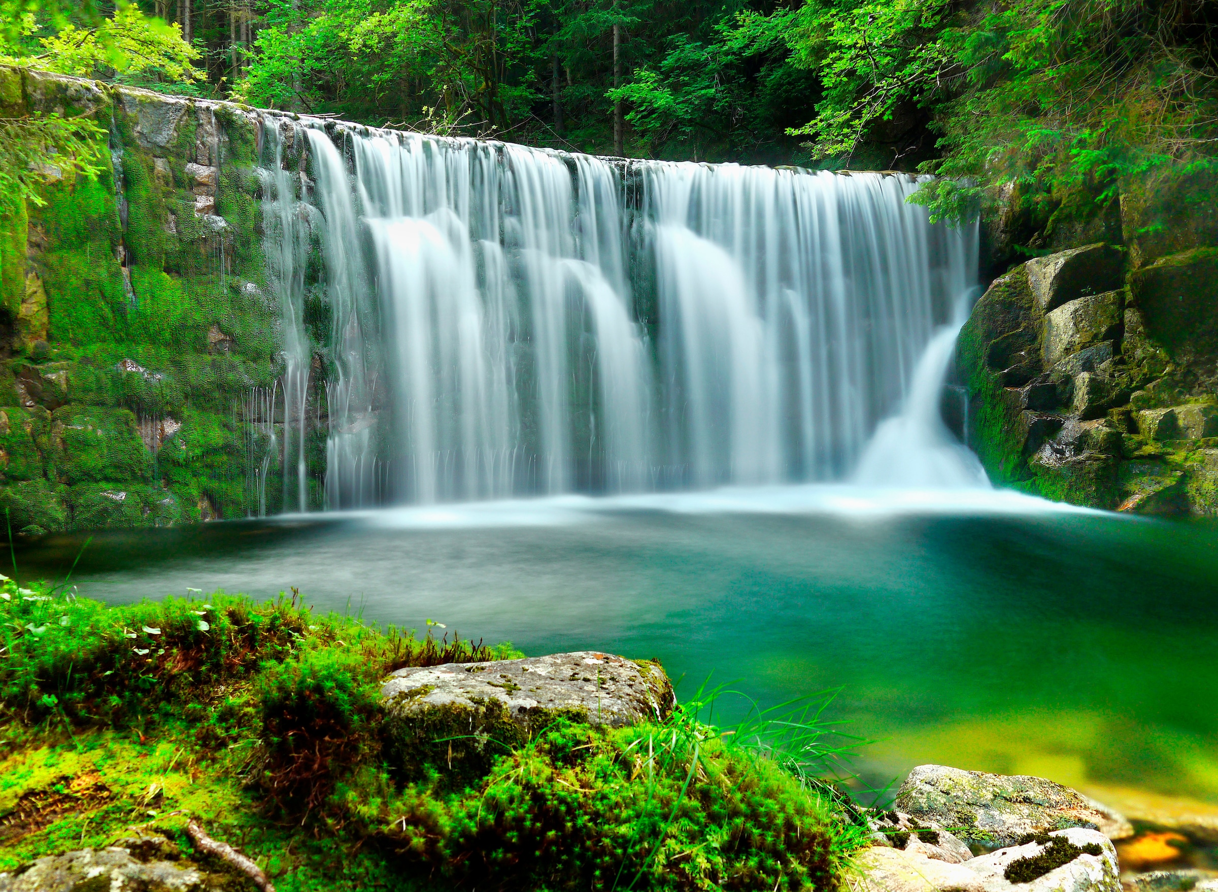 Papermoon Fototapete »Emerald Lake Waterfalls« günstig online kaufen