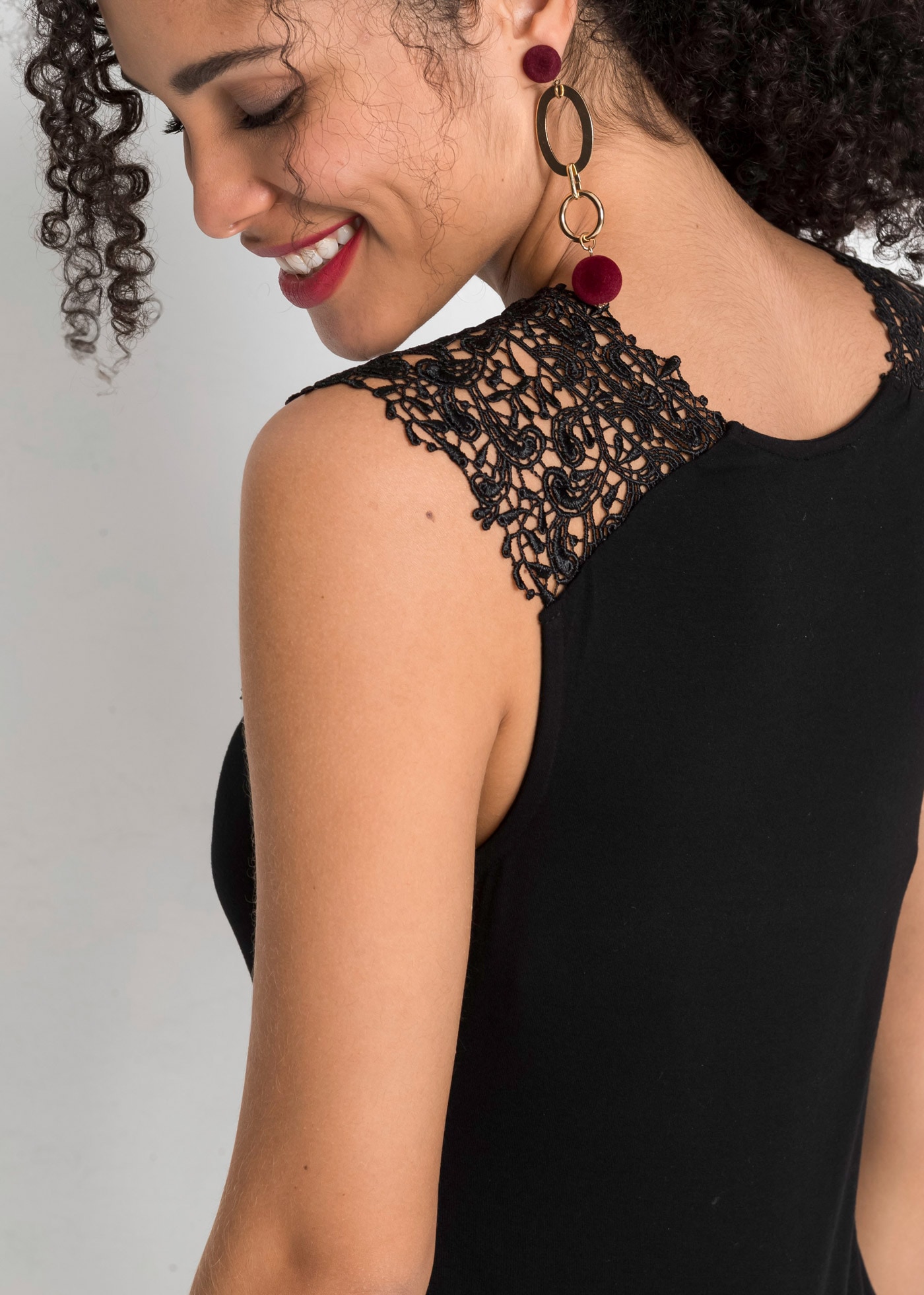 bonprix Spitzentop »Top aus fließendem Viskose-Mix« figurenbetonte Passform, ärmelloses Design, eleganter Stil, mit Spitze