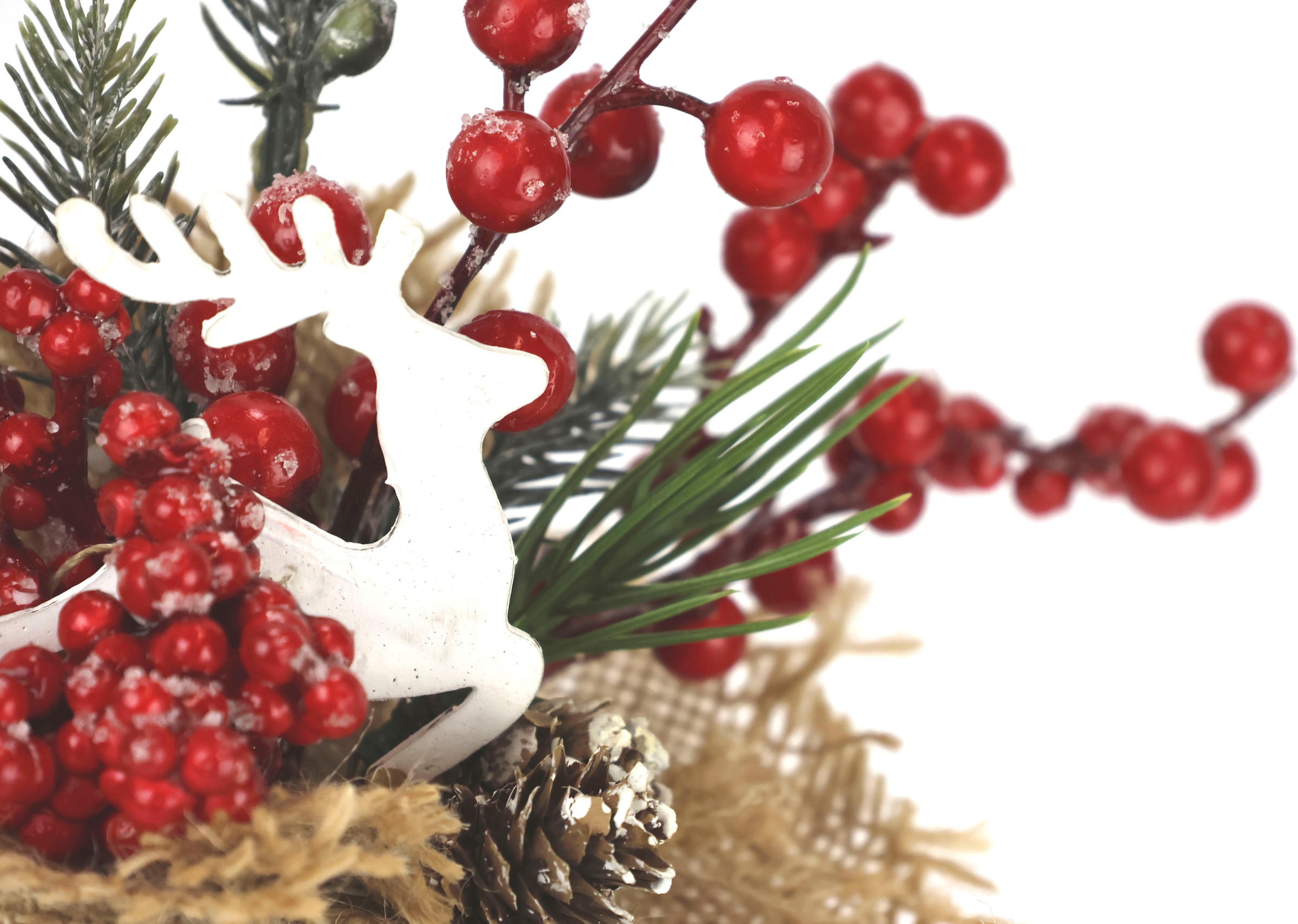 I.GE.A. Winterliche Kunstpflanze »Weihnachtsgesteck in Jute, Weihnachtsdeko im 2er Set,«, Kunstblumen-Arrangement 1x mit Horn und 1x mit Hirsch