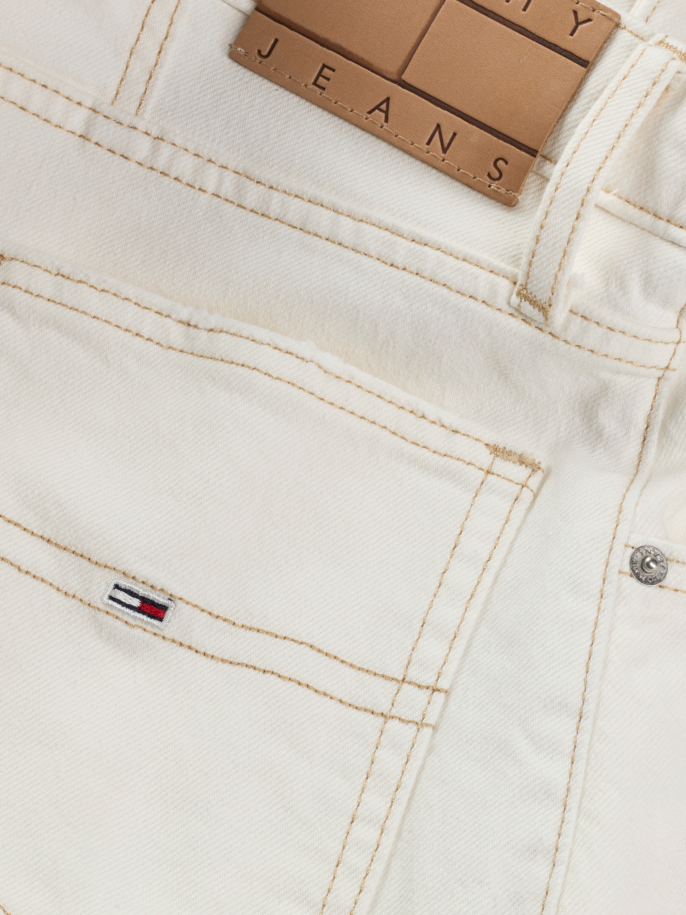 Tommy Jeans Shorts »MOM SHORT BI8194«  mit Logo-Badge, ausgefranster Kante