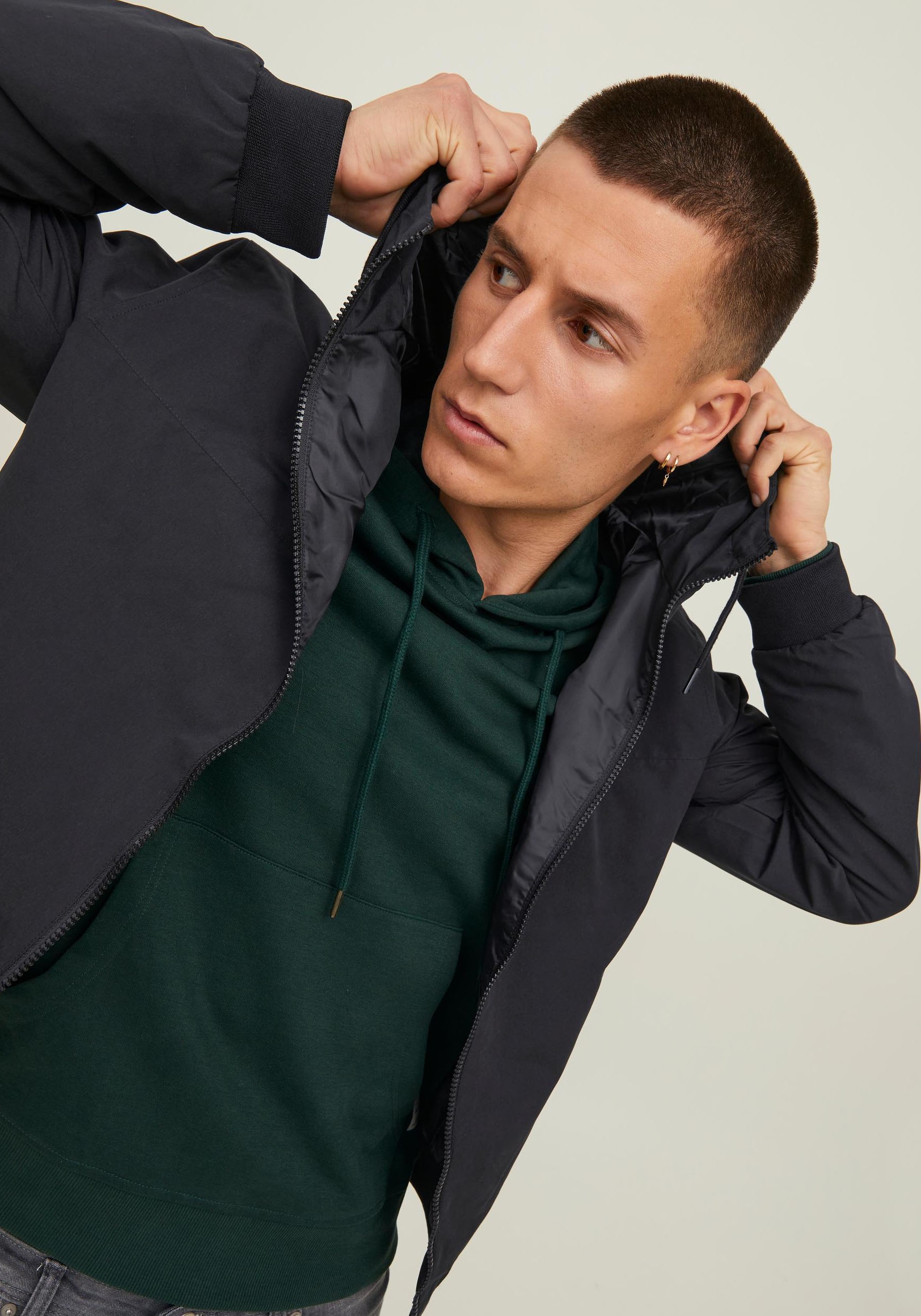 Jack & Jones Windbreaker »RUSH BLOCKING HOOD BOMBER«, mit Kapuze