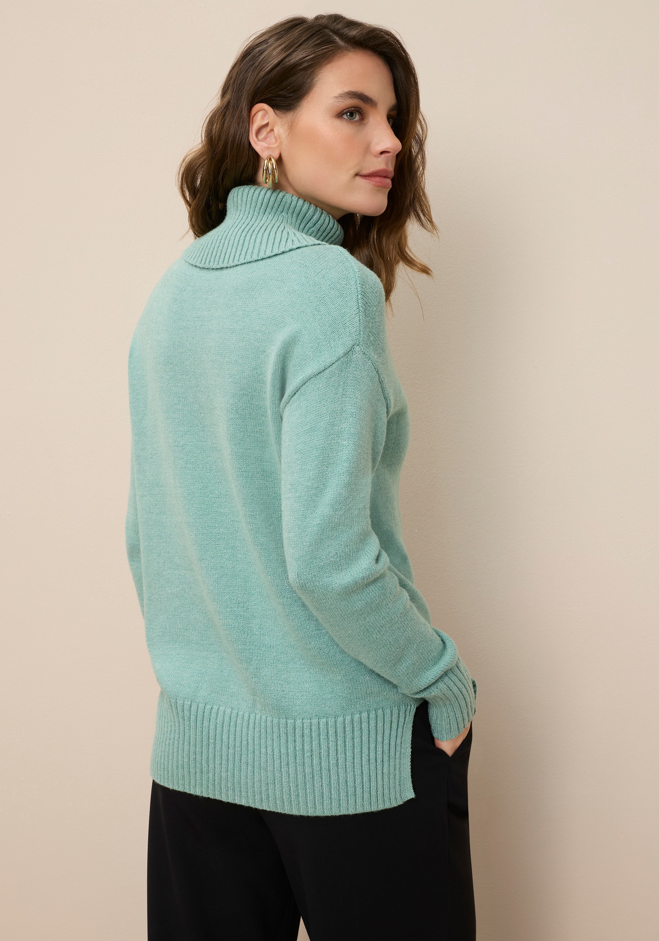 Tamaris Rollkragenpullover in lässiger Form mit seitlichen Schlitzen