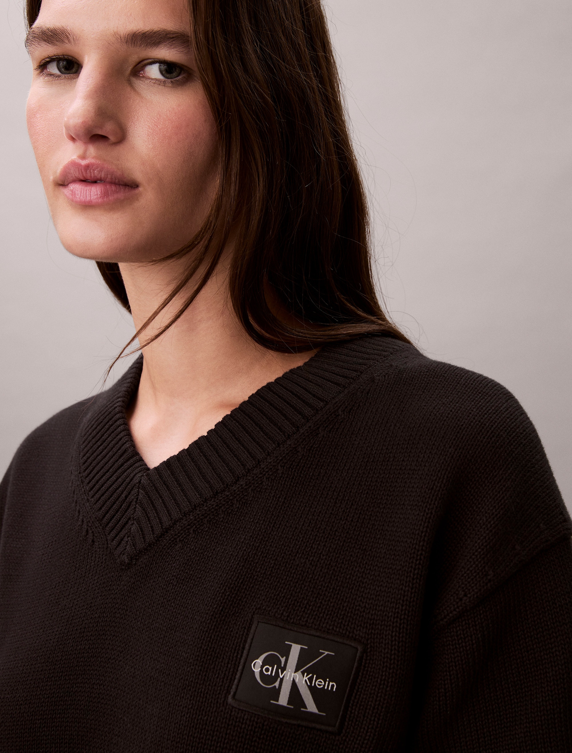 Calvin Klein Jeans V-Ausschnitt-Pullover Feinstrick, taillenlang