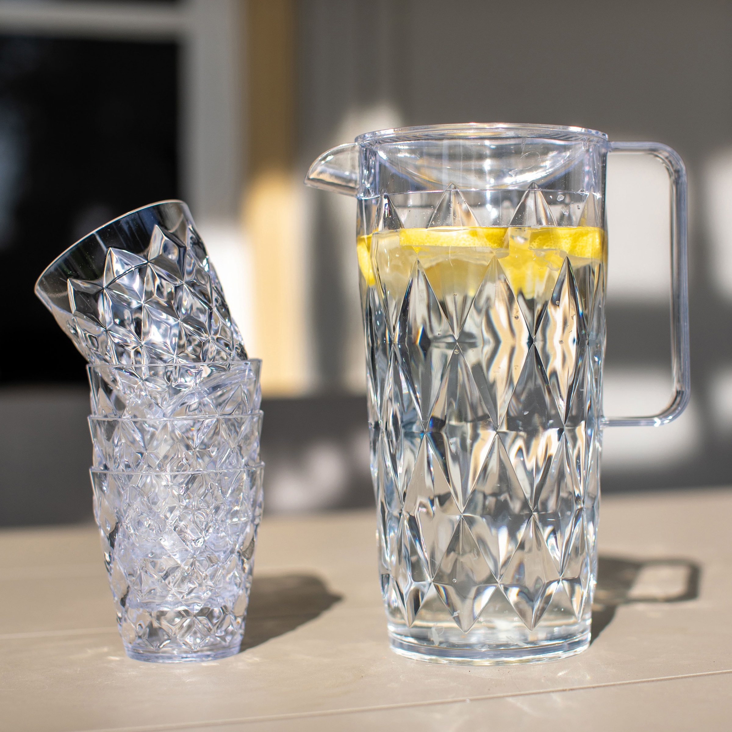 KOZIOL Kanne »CRYSTAL«, 1,6 l, (Set, 5 St.), spülmaschinenegeeignet, 100% recycelbar, 1 Kanne 1,6L+ 4 Becher 250ml