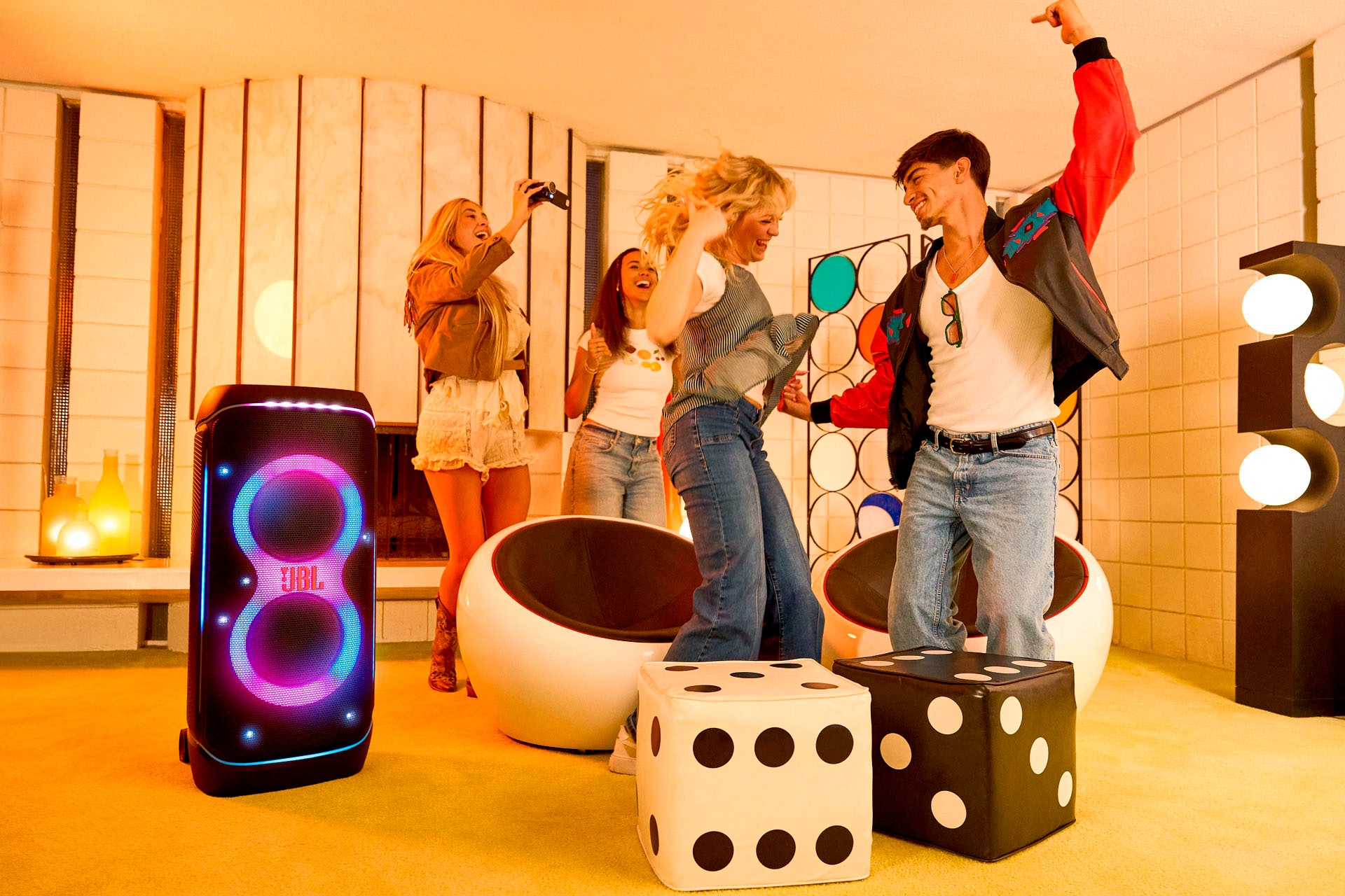 JBL Party-Lautsprecher »PARTYBOX  720« Stereo (Bluetooth App-Steuerung | Automatische Abschaltung | Beleuchtungseffekte | DJ-Funktionen | Equalizer | Extra Bass | Kabellos | Karaoke-fähig | LED Licht (WRGB) | Outdoor-Modus | Transportrollen 800 W)