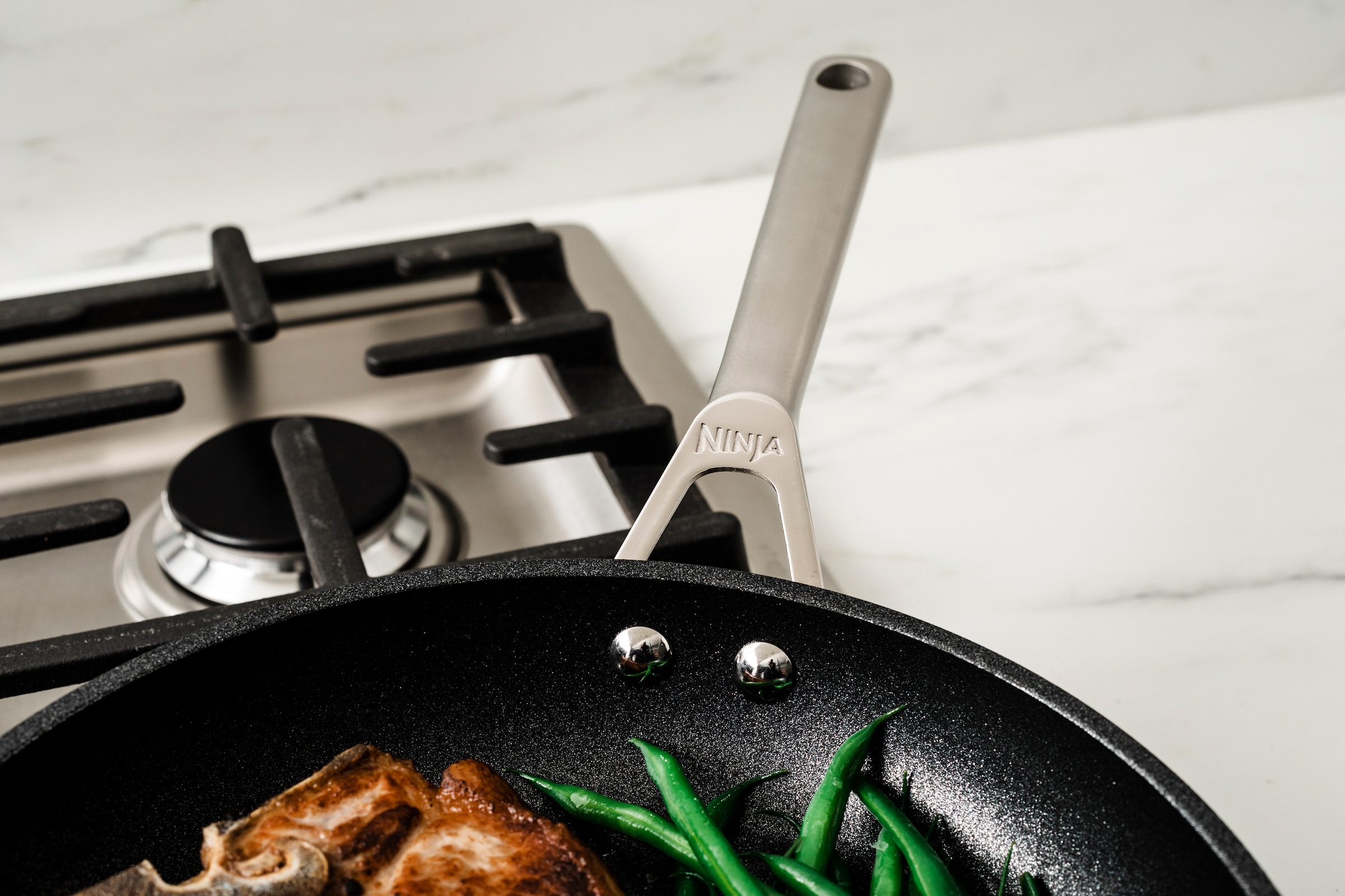 NINJA Bratpfanne »Ninja ZEROSTICK Edelstahl-Pfanne C600DE«, Edelstahl, (1 tlg.), Edelstahl mit Aluminiumbeschichtung für Braten bei hohen Temperaturen